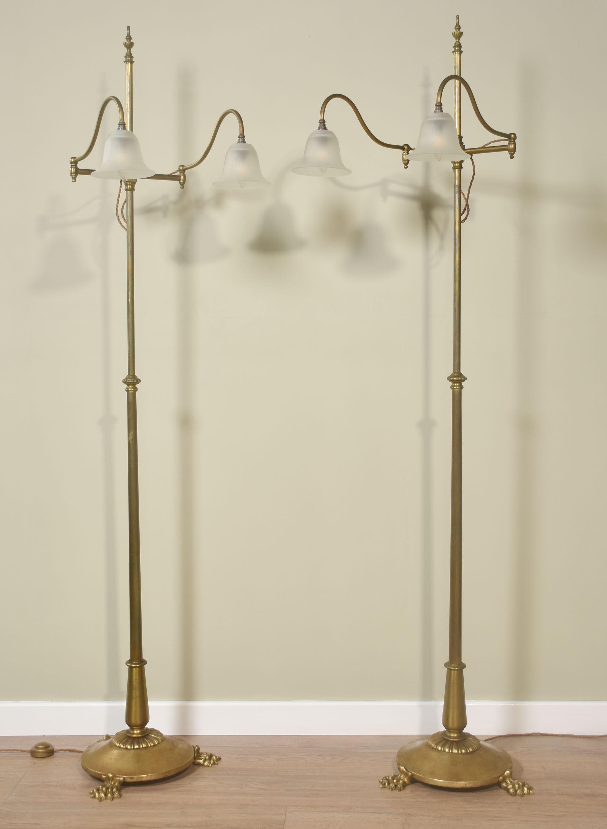 Paire de lampes de lecture sur pied en laiton. L'abat-jour réglable en verre double est soutenu par une tige cannelée et se termine par une base circulaire avec des pieds en forme de pattes.
Dimensions
Hauteur 79 pouces
Largeur 13,5
