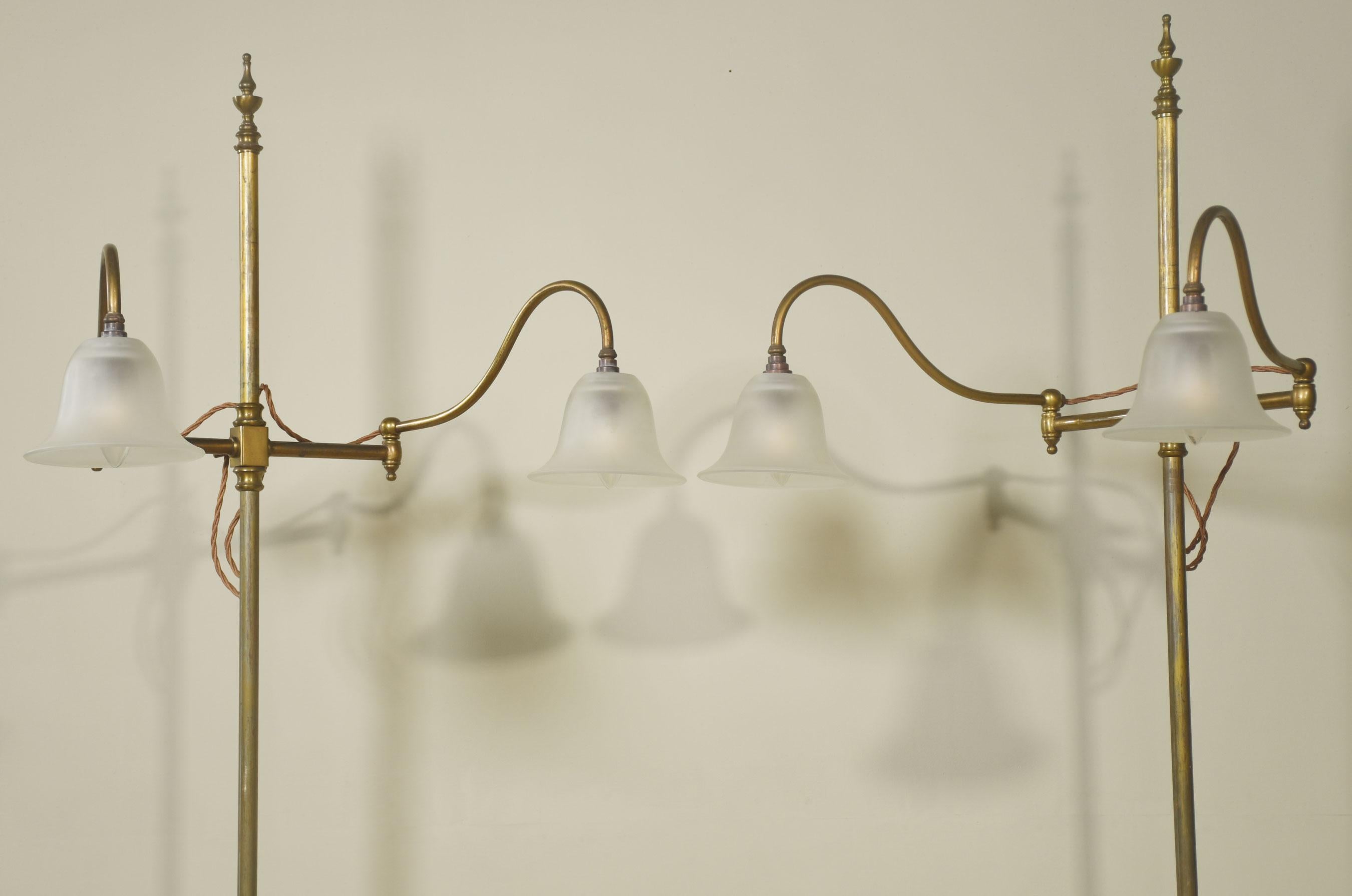 Britannique Paire de lampes de lecture ajustables en laiton en vente