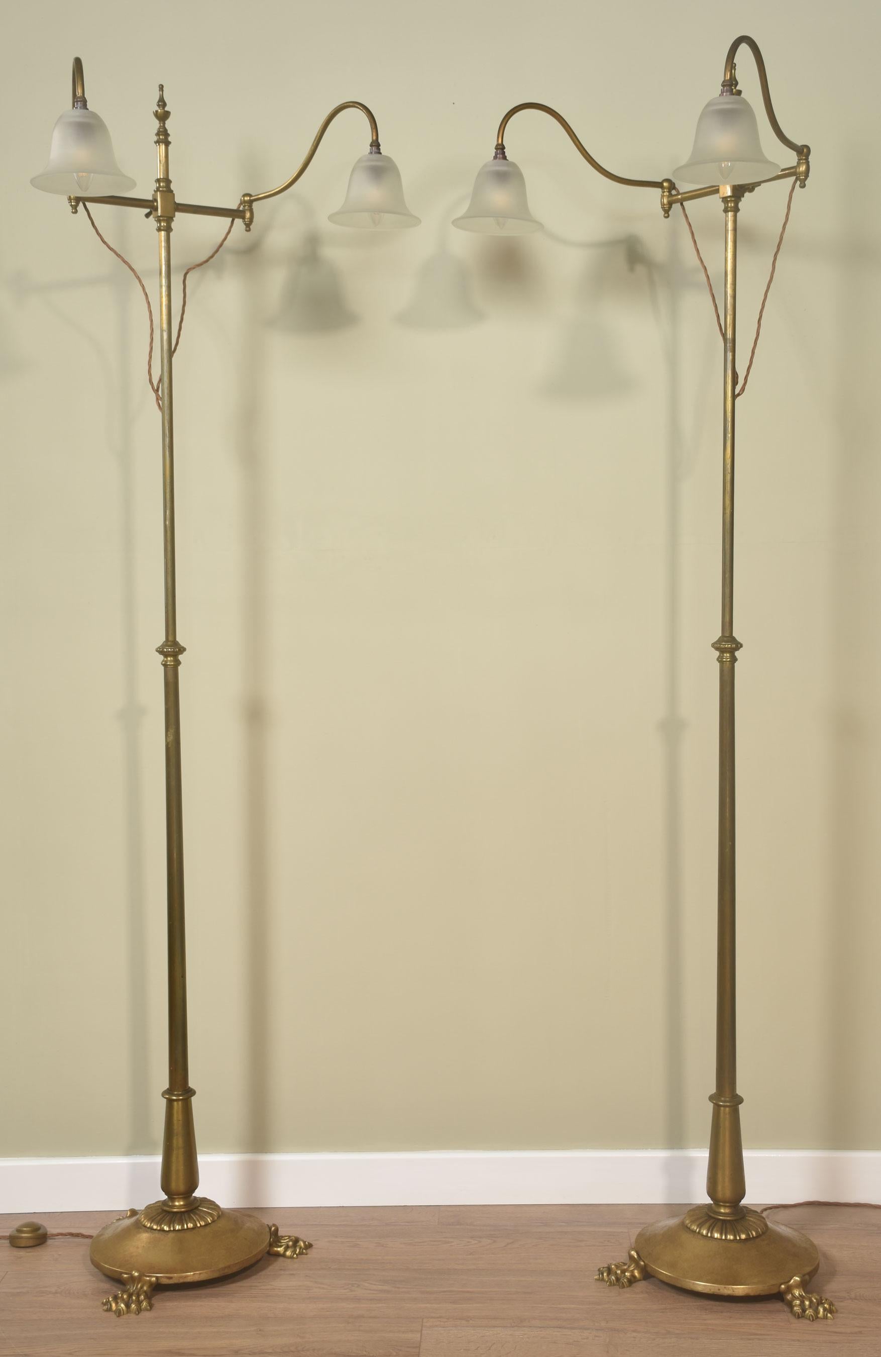 Paire de lampes de lecture ajustables en laiton en vente 1