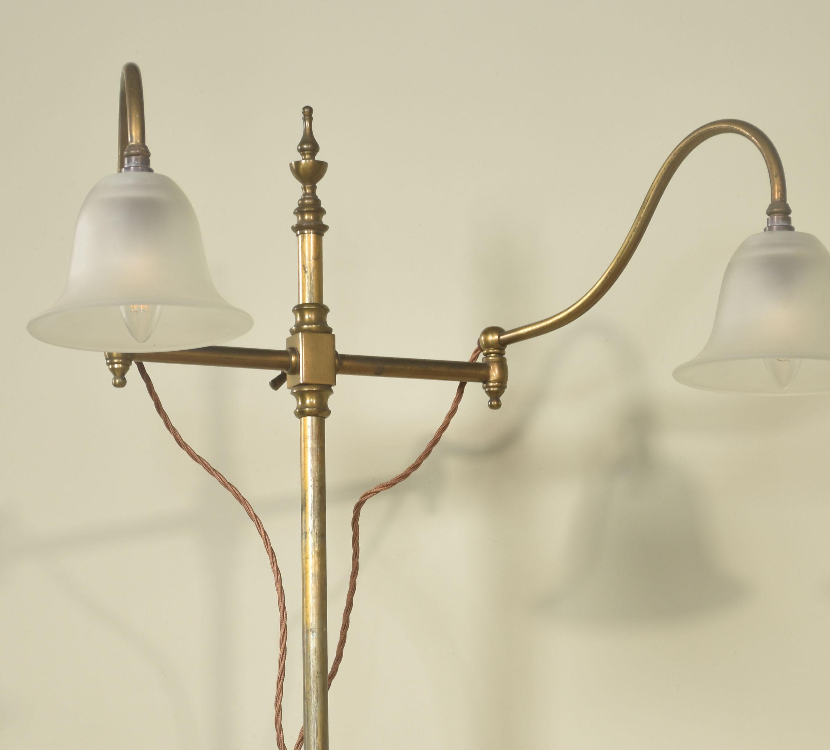 Paire de lampes de lecture ajustables en laiton en vente 2