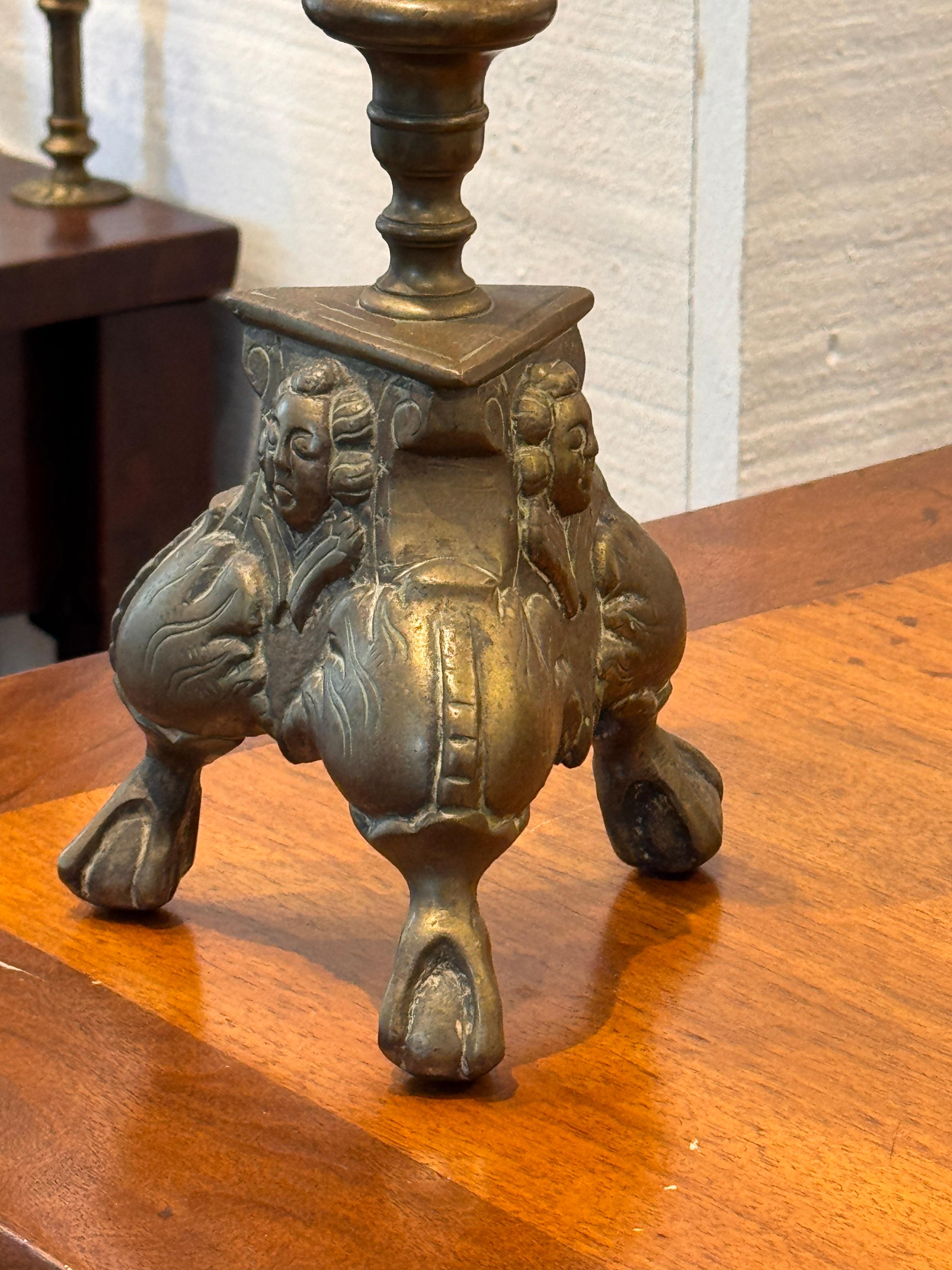 Coppia di bastoni da altare in ottone in vendita 4