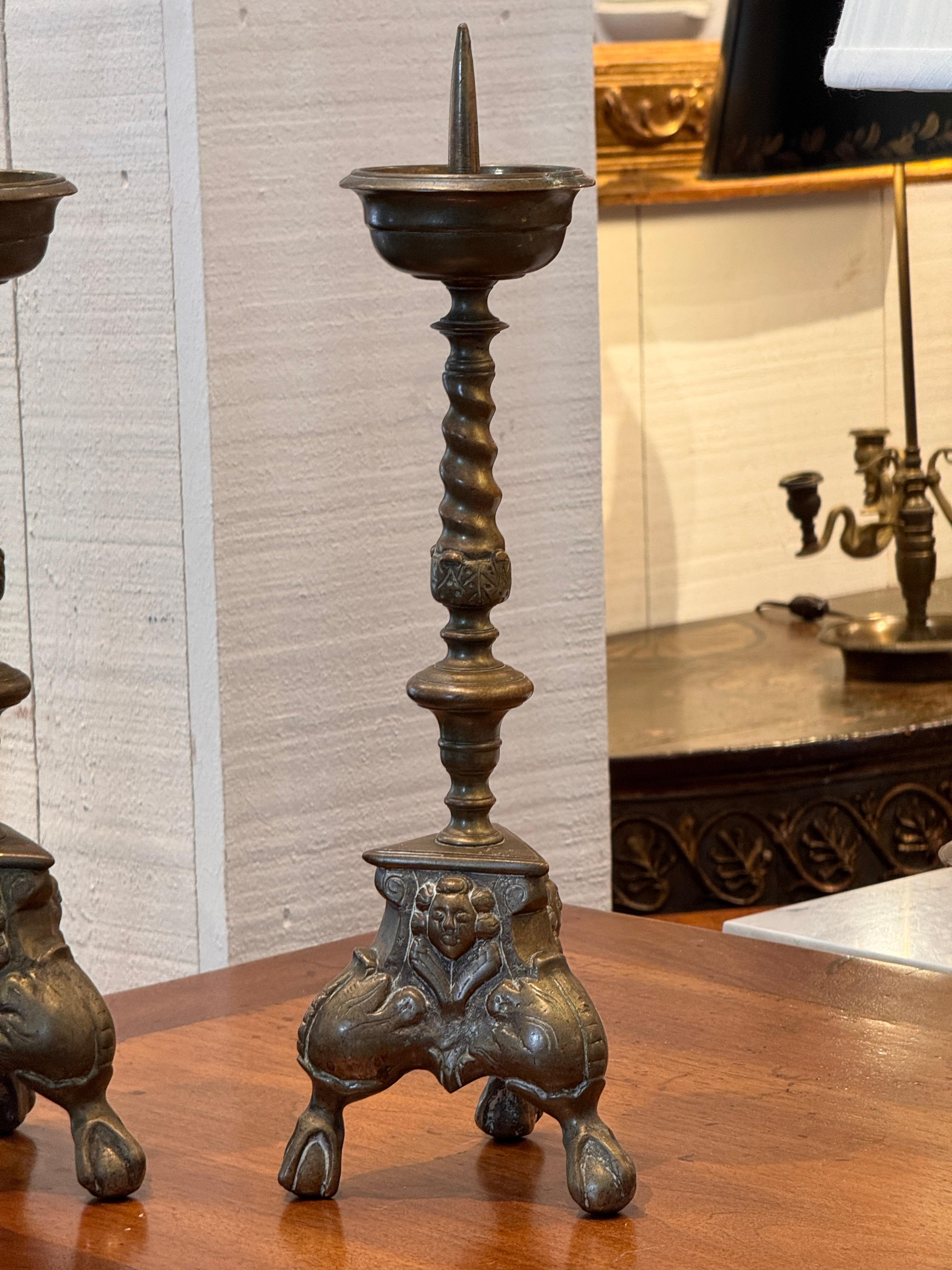 Coppia di bastoni da altare in ottone In condizioni buone in vendita a Charlottesville, VA