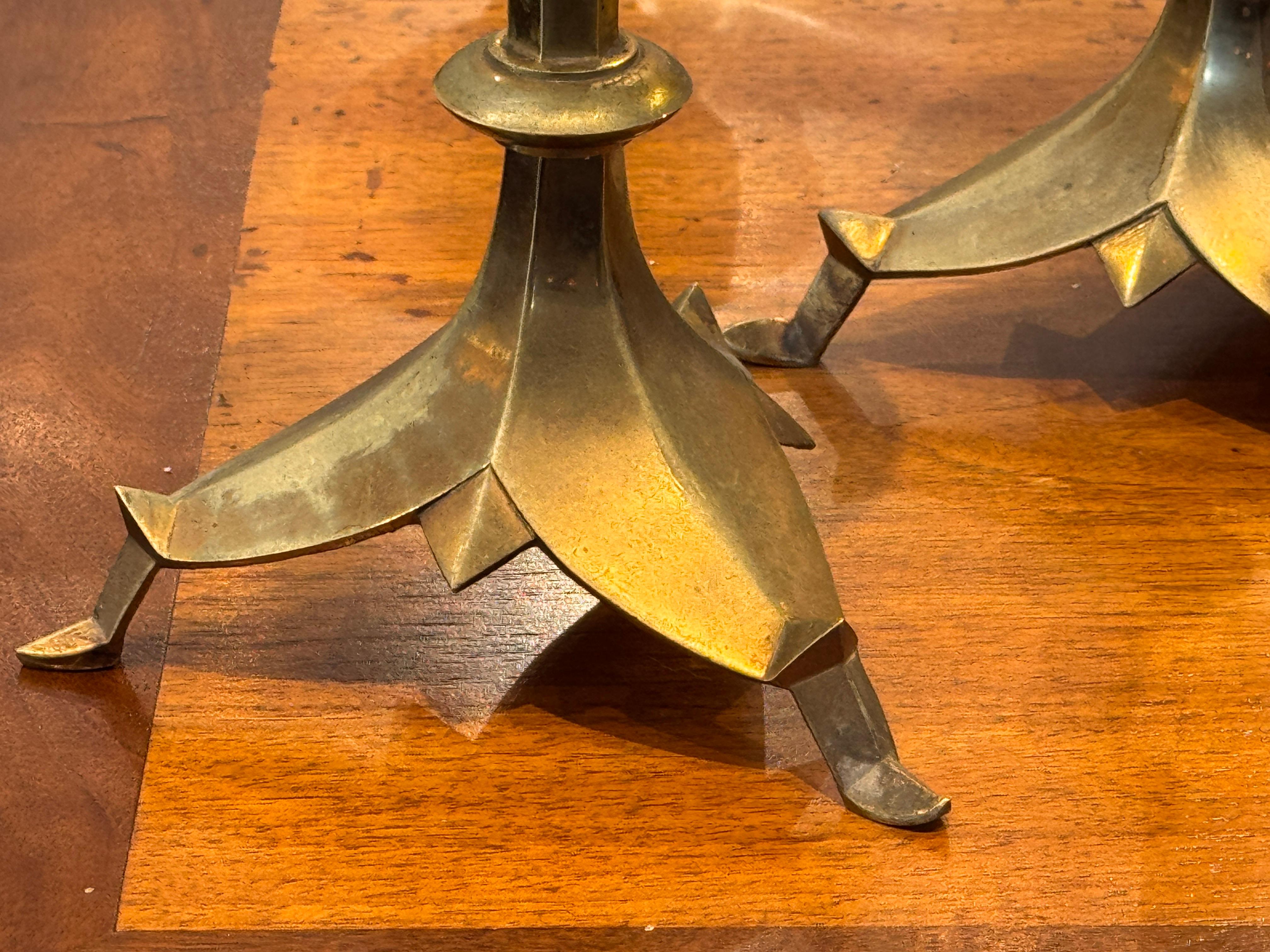 Coppia di bastoni d'altare in ottone con basi a treppiede a forma di petalo In condizioni buone in vendita a Charlottesville, VA