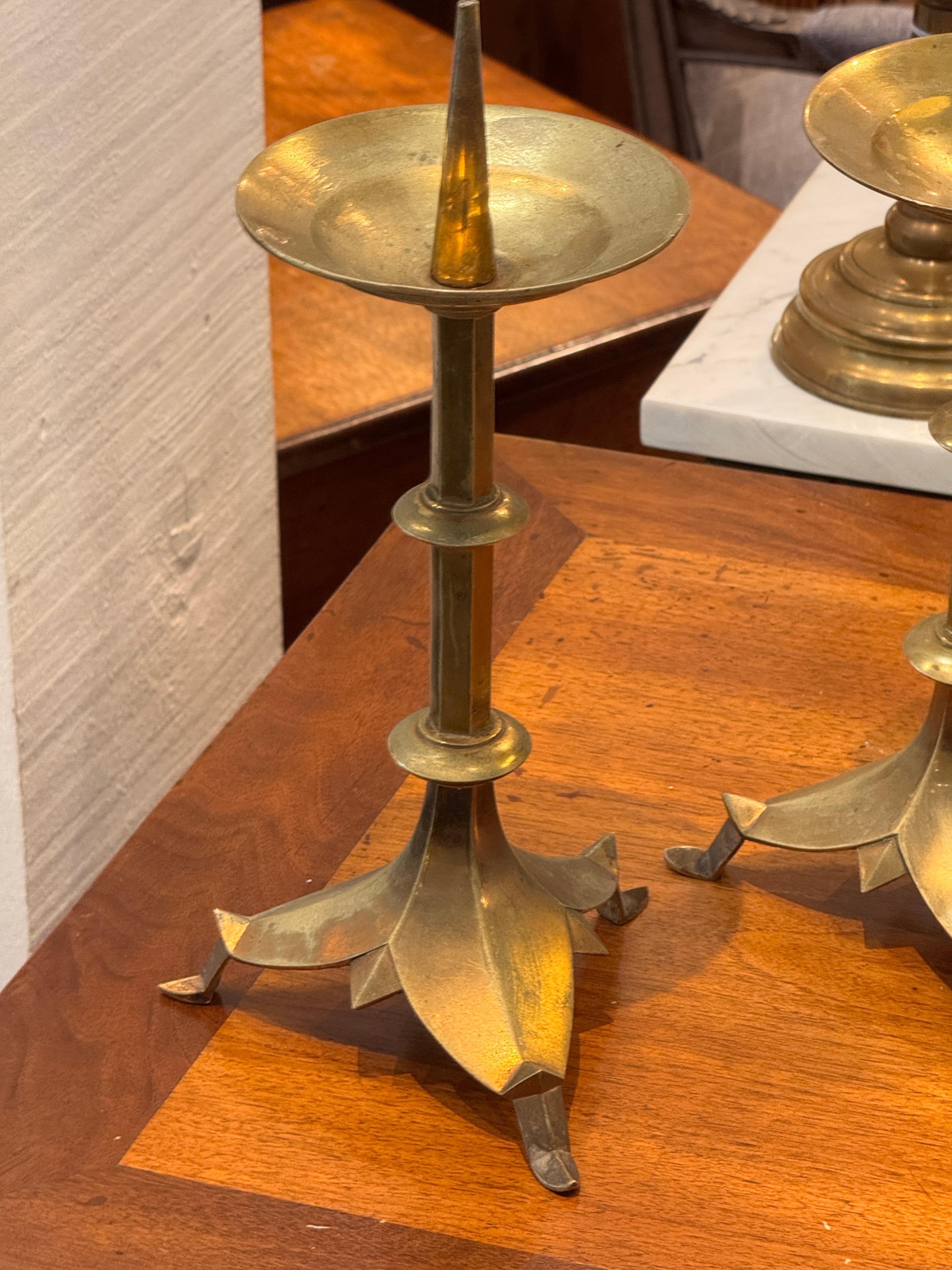 XIX secolo Coppia di bastoni d'altare in ottone con basi a treppiede a forma di petalo in vendita