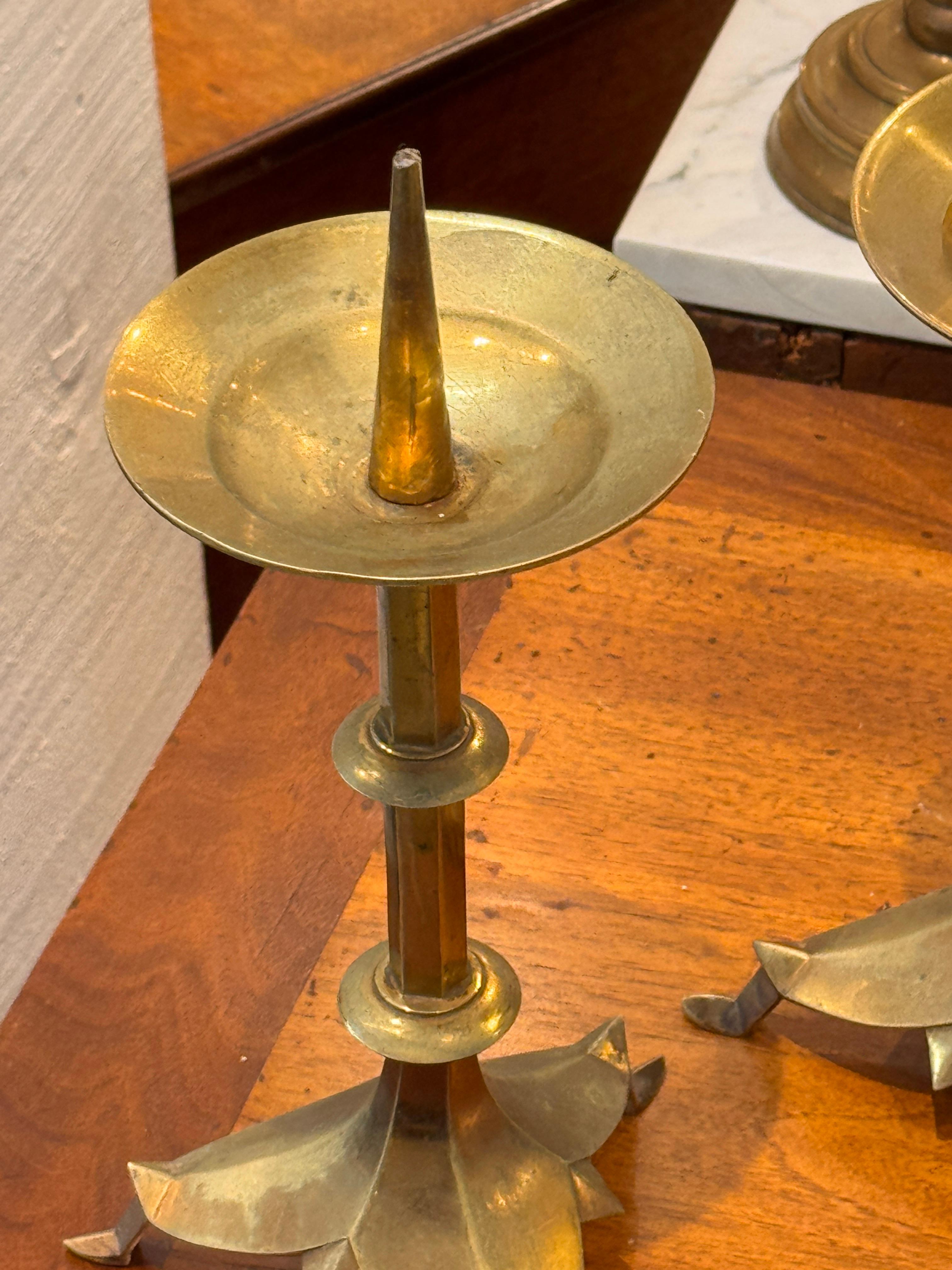 Ottone Coppia di bastoni d'altare in ottone con basi a treppiede a forma di petalo in vendita