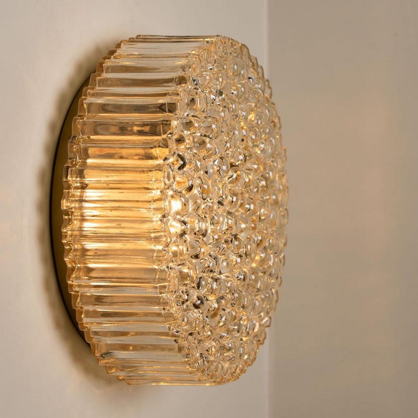 Rare plafonnier ou applique murale des années 1960 de Design/One / Allemagne conçu par Motoko Ishii
composé d'un abat-jour structuré en forme de goutte, à parois épaisses, d'un diamètre de 38 cm (14,9