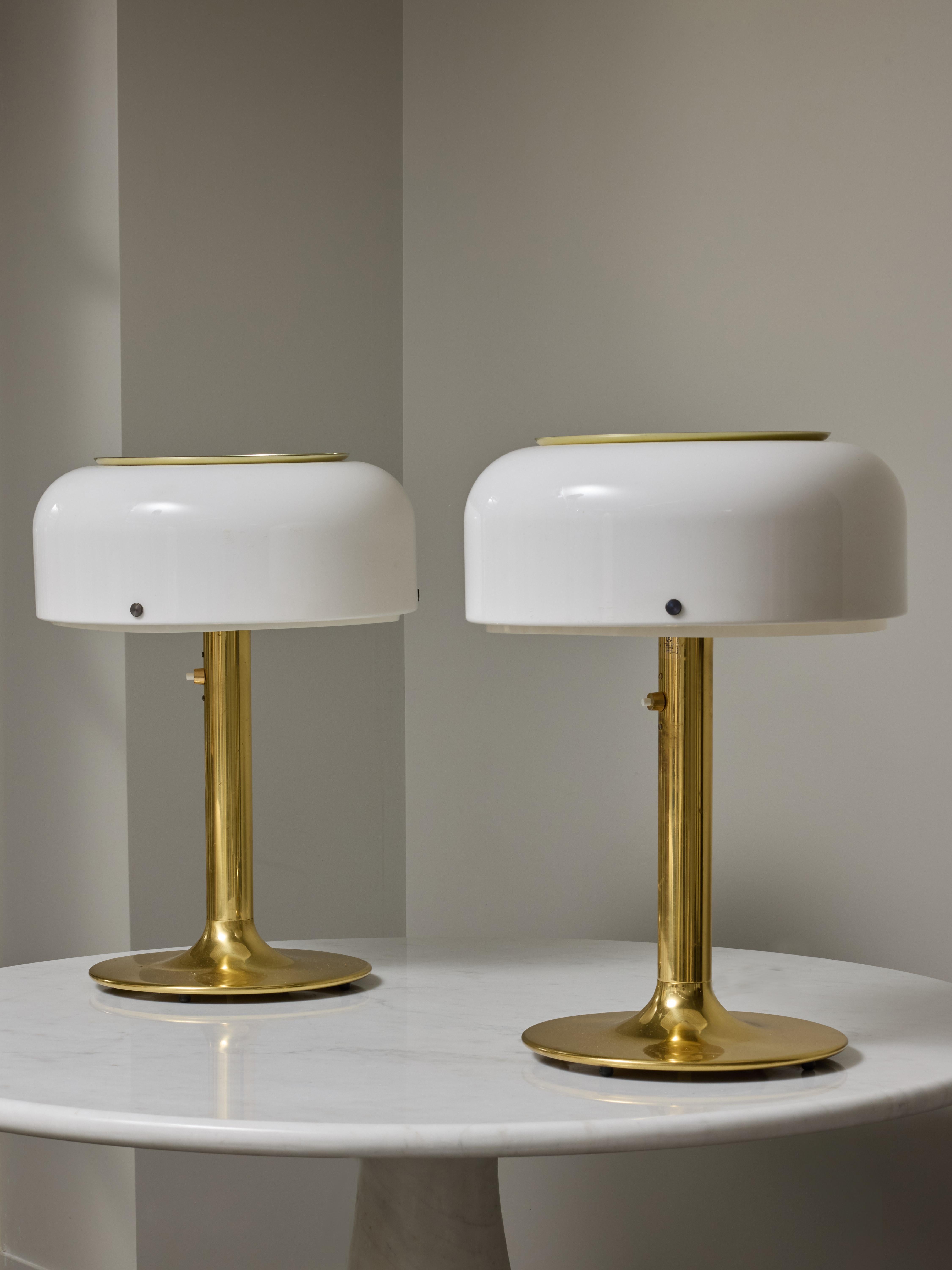 Scandinavo moderno Coppia di lampade da tavolo Knubbling in ottone e acrilico di Anders Pherson in vendita