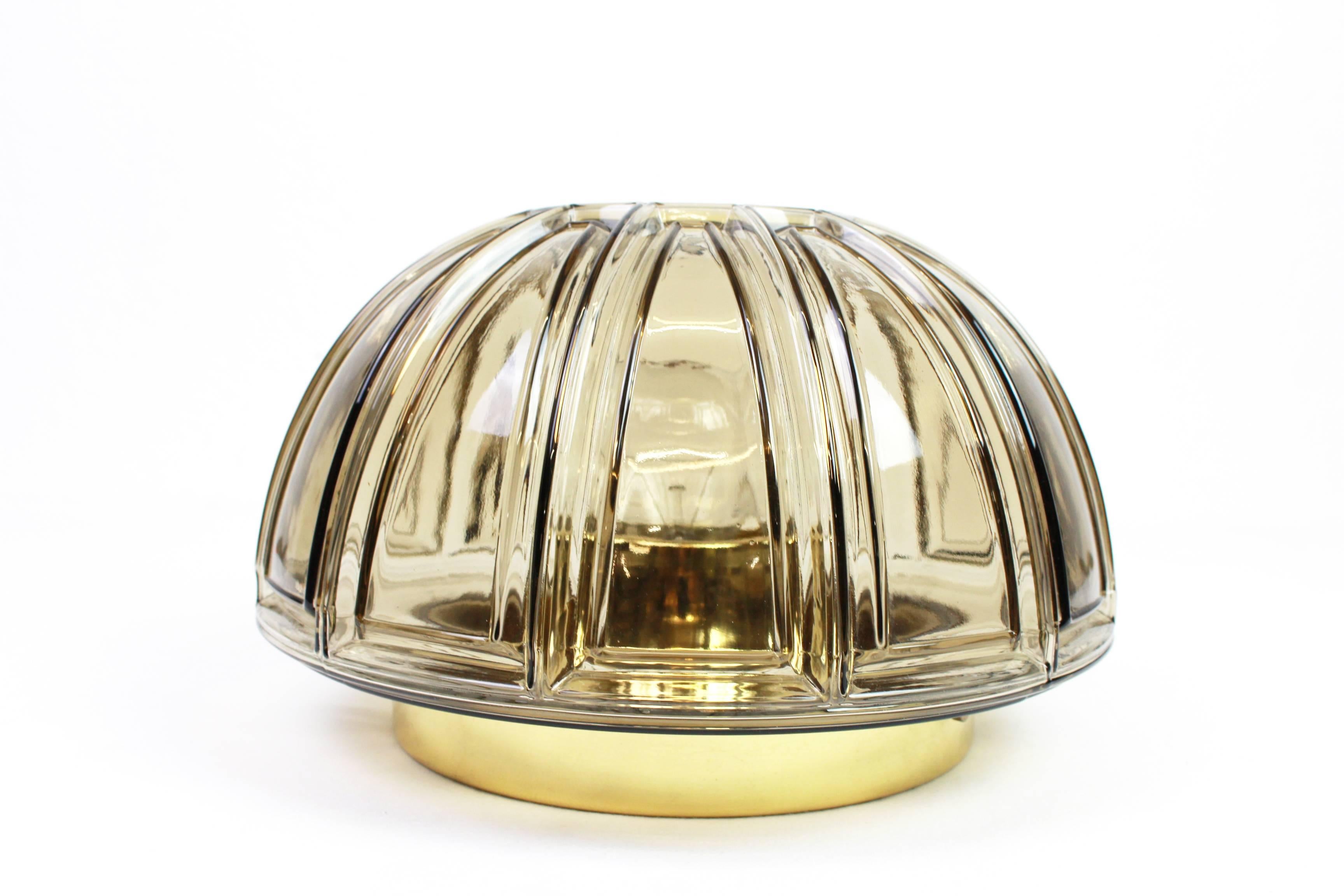 Mid-Century moderno Coppia di lampade a incasso in ottone e vetro ambrato di Limburg, Germania, anni '60 in vendita