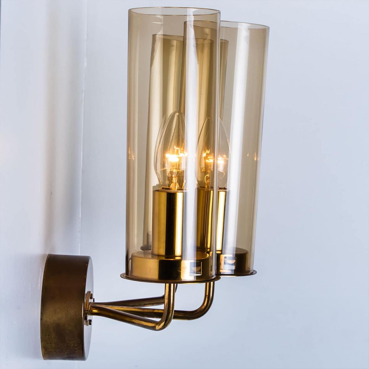 Pareja de apliques de latón y cristal ámbar de Jakobsson, 1960 en venta 2
