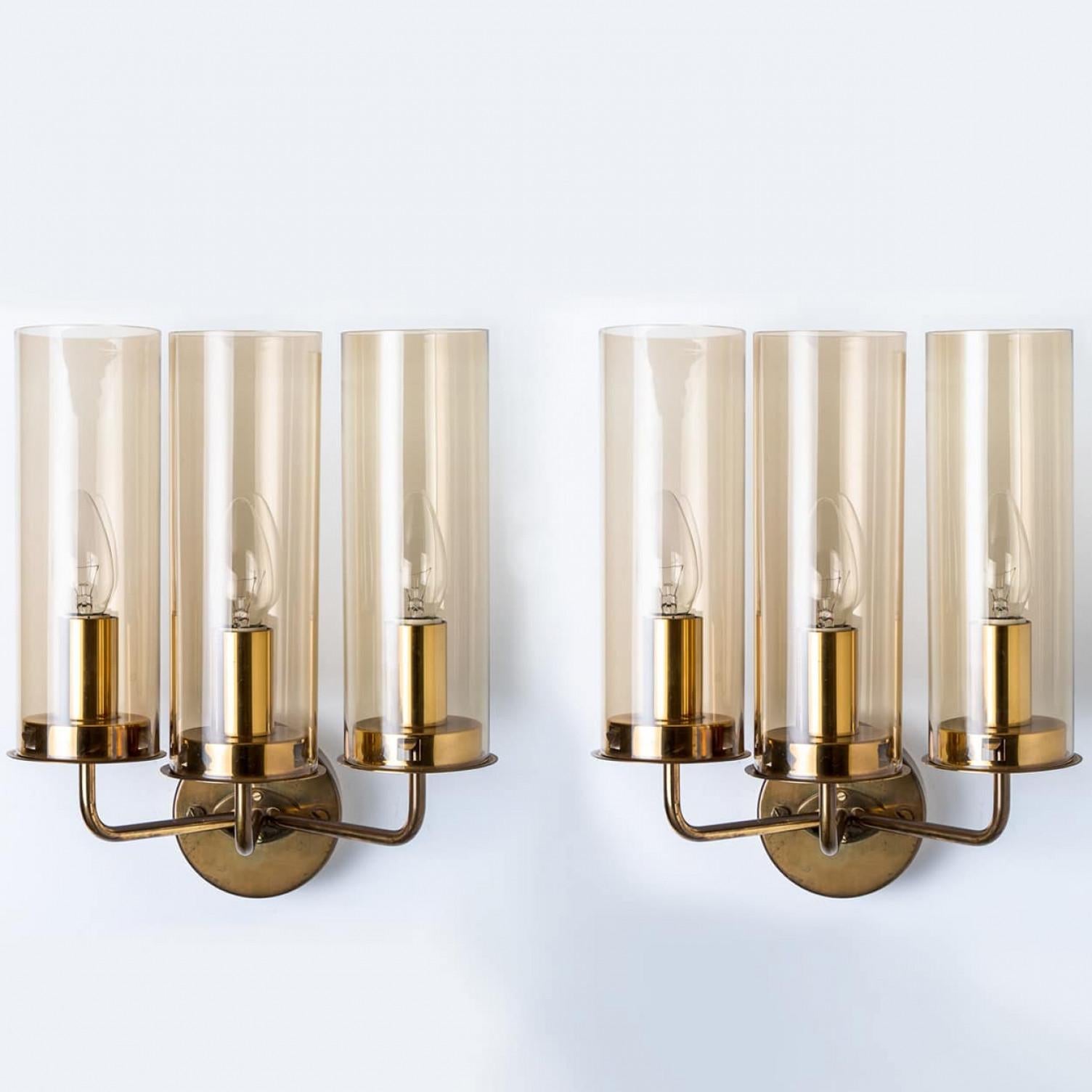 Paire d'appliques en laiton et verre ambré de Jakobsson, 1960 en vente 3