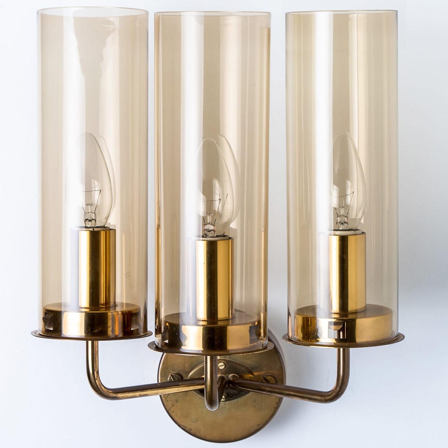 Pair of Brass and Amber Glass Wall Lights by Jakobsson, 1960 Escandinavo moderno en venta