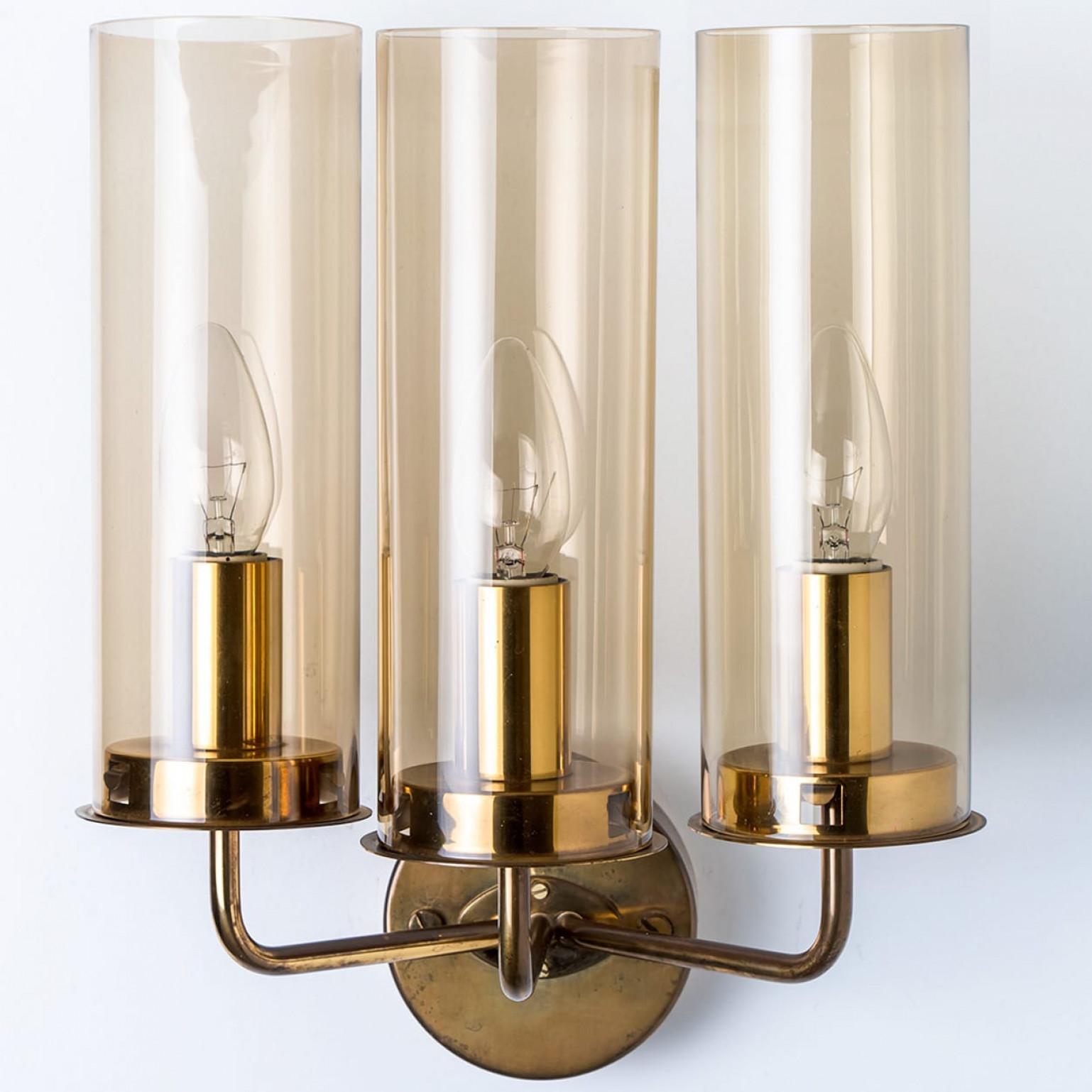 Scandinave moderne Paire d'appliques en laiton et verre ambré de Jakobsson, 1960 en vente