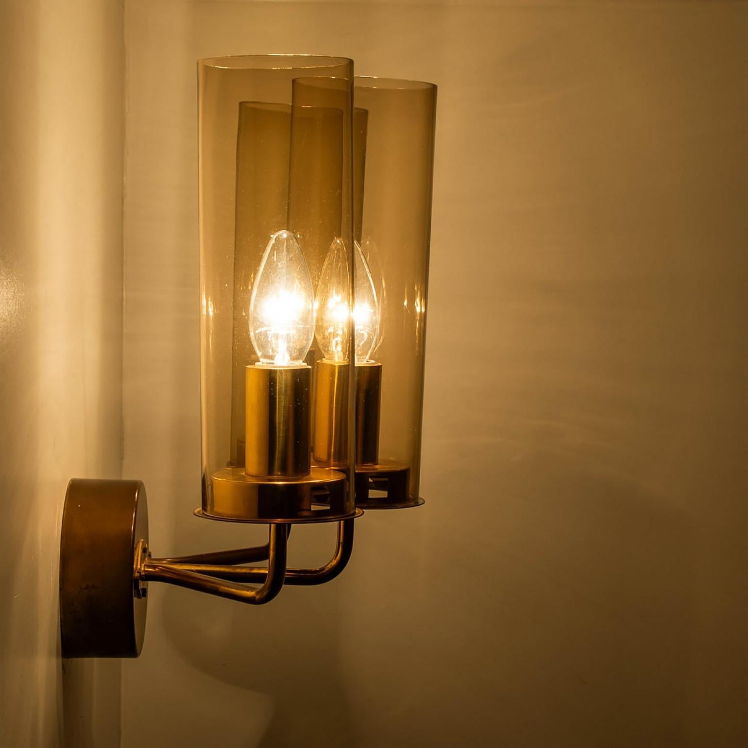 Pair of Brass and Amber Glass Wall Lights by Jakobsson, 1960 Sueco en venta