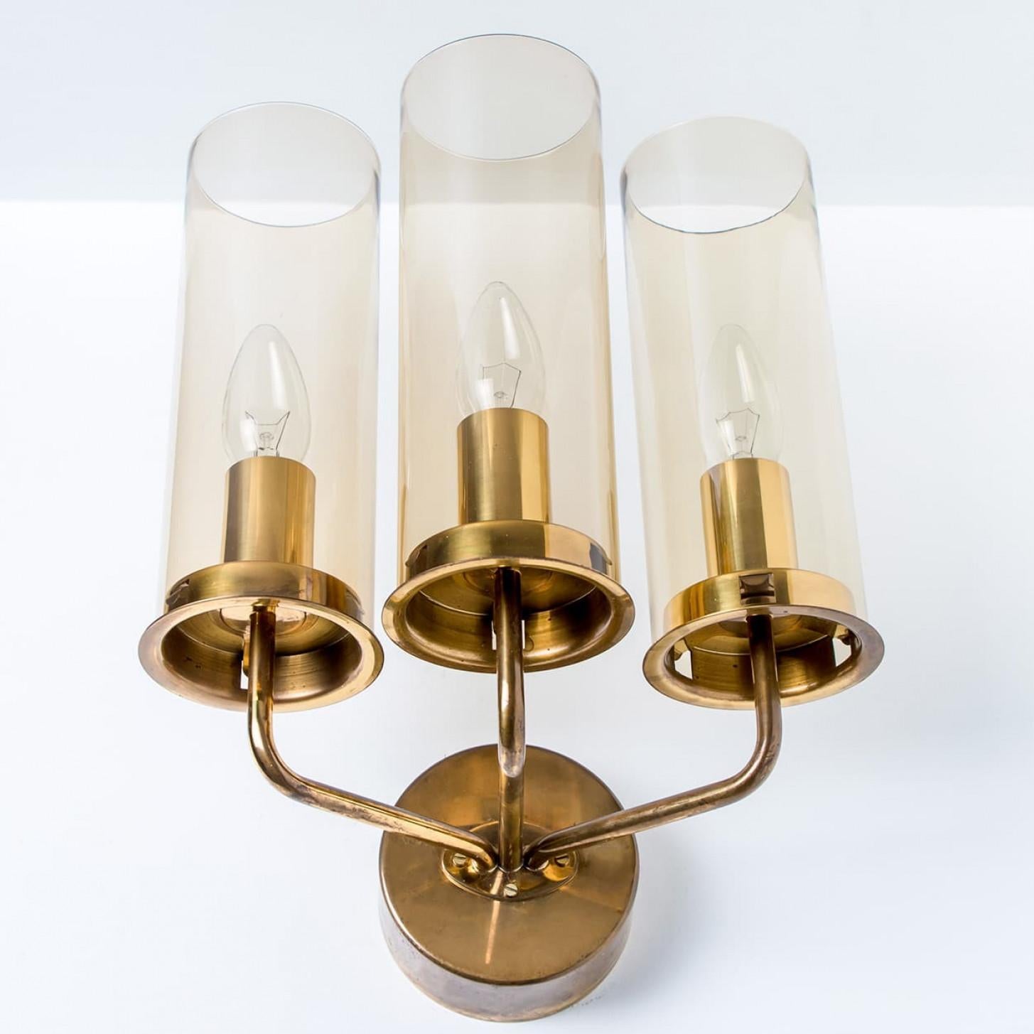 Pair of Brass and Amber Glass Wall Lights by Jakobsson, 1960 en Bueno estado para la venta en Rijssen, NL
