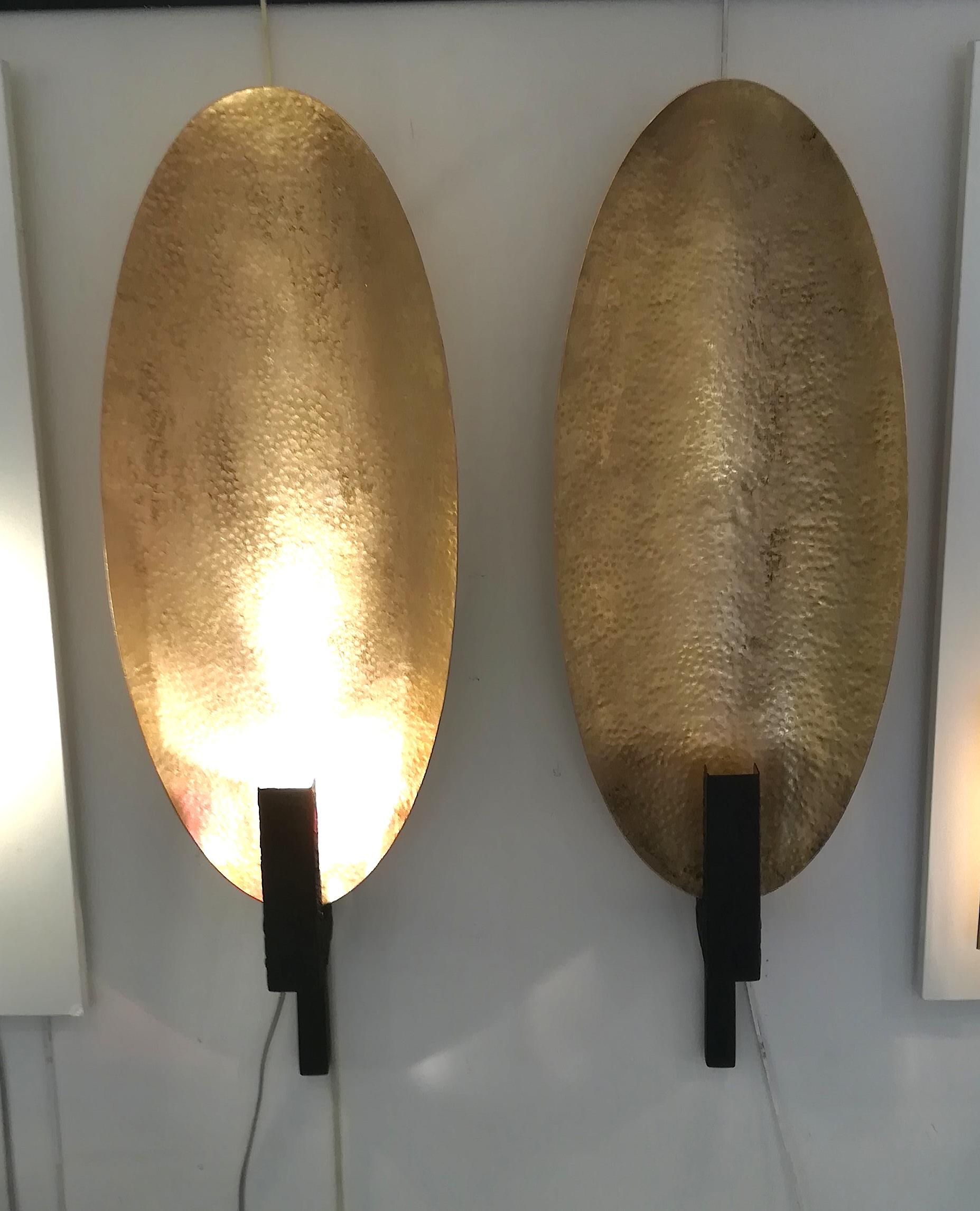 Paire d'appliques Ovale en laiton et métal peint en noir.
(Peut être vendu séparément sur demande).