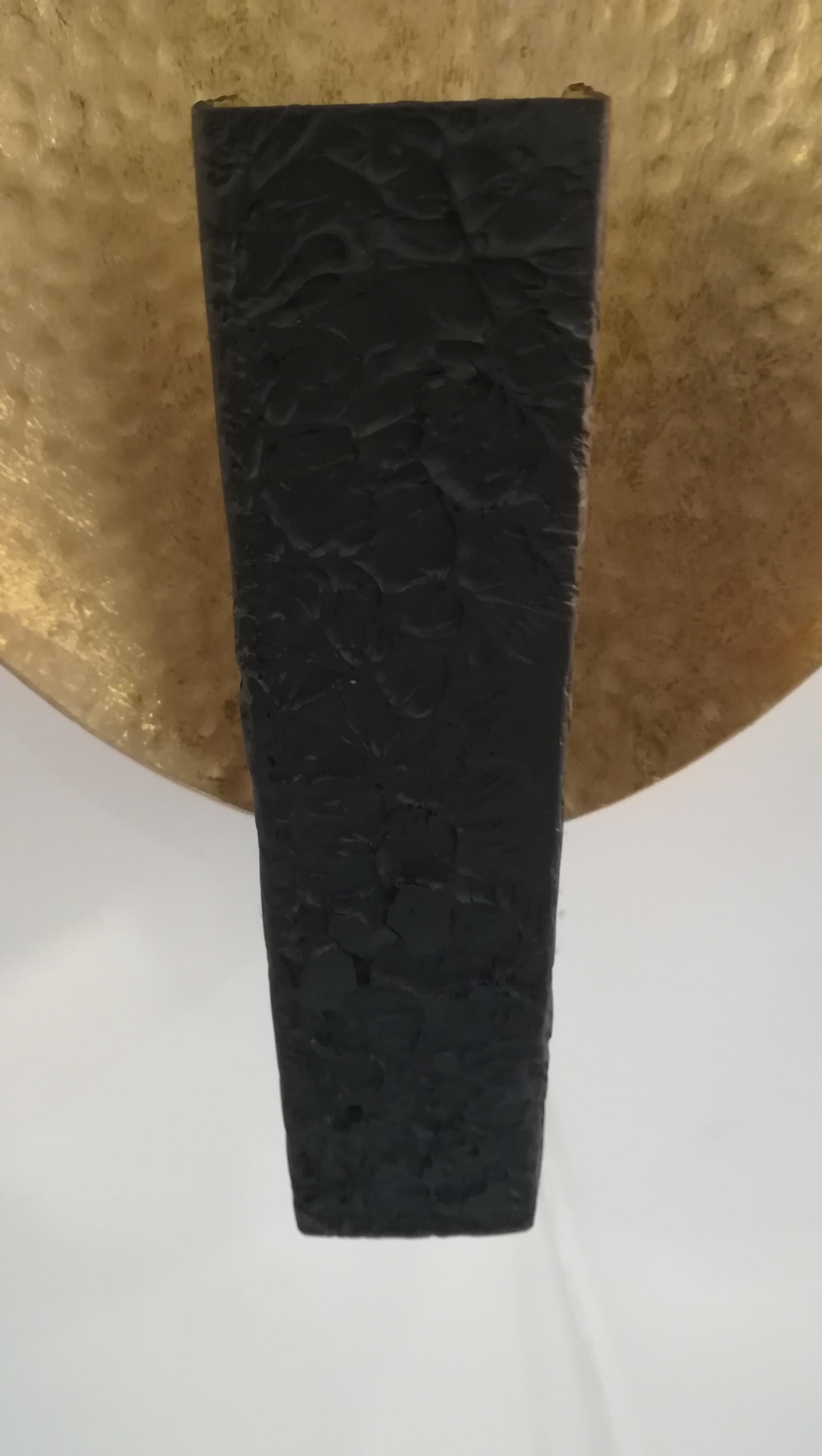XXIe siècle et contemporain Paire d'appliques Ovale en laiton et métal peint en noir en vente