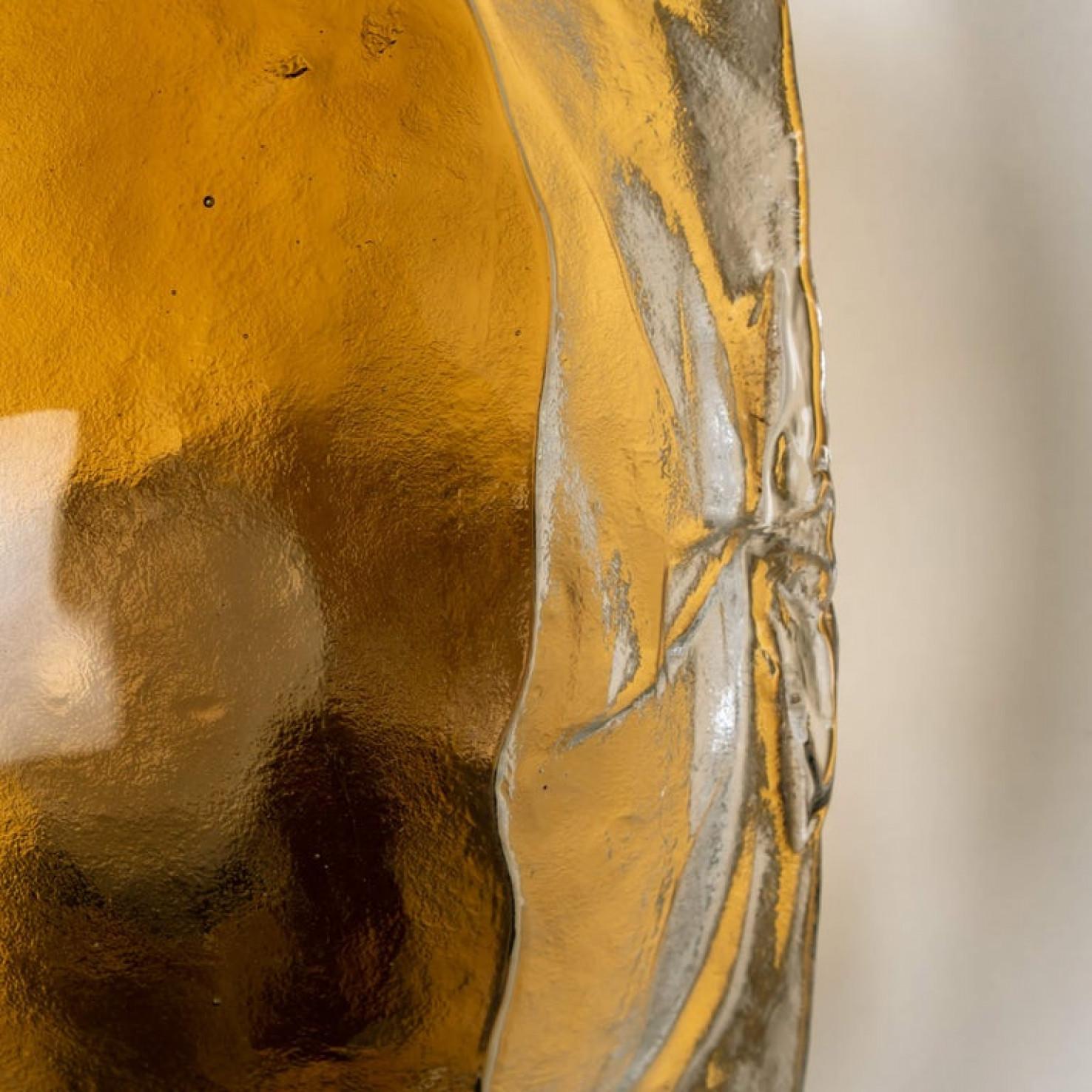 Wandleuchten aus Messing und braunem Glas aus mundgeblasenem Muranoglas von J. Kalmar, Paar (Moderne der Mitte des Jahrhunderts) im Angebot