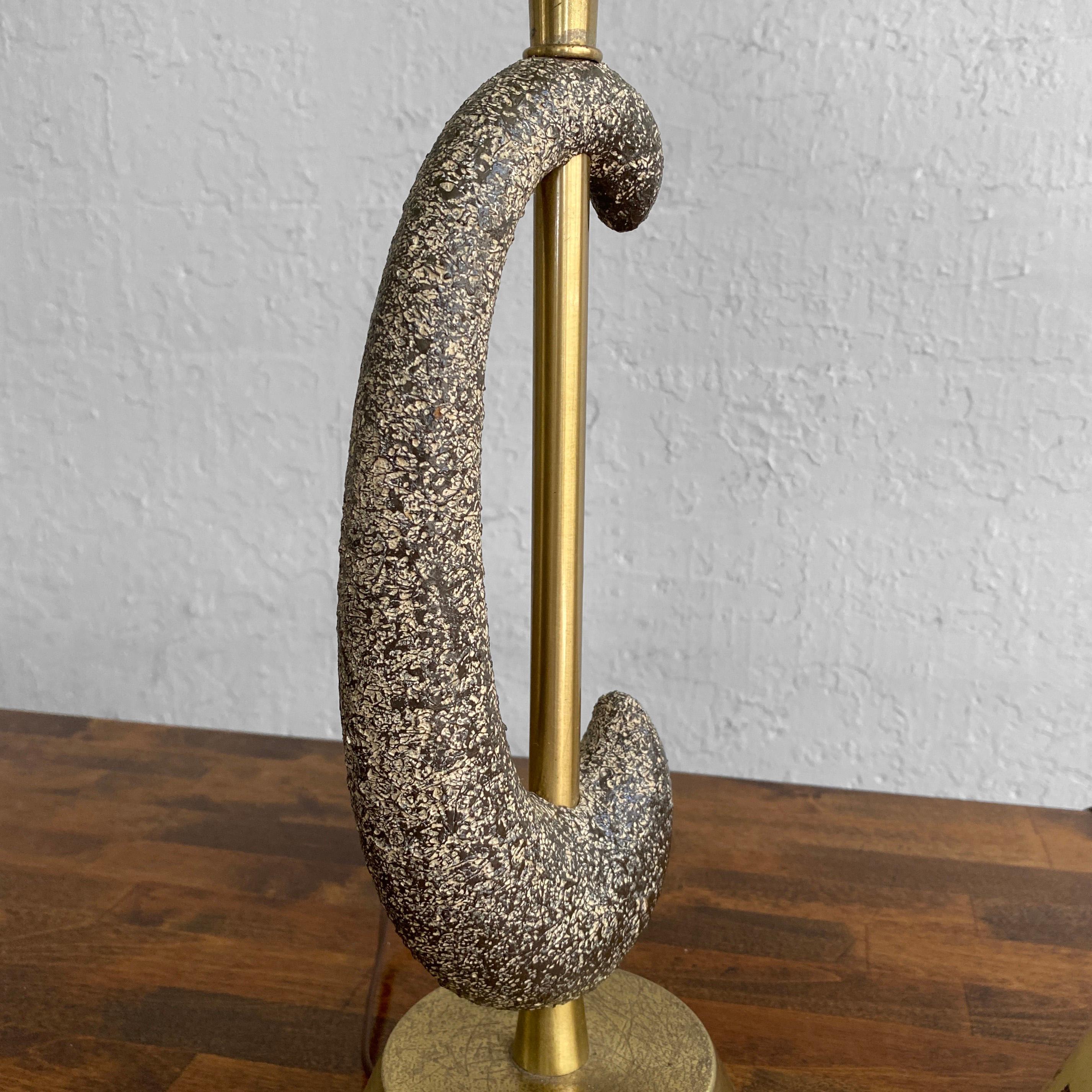 20ième siècle Paire de lampes de bureau en forme d'arc en laiton et céramique par Kelby en vente