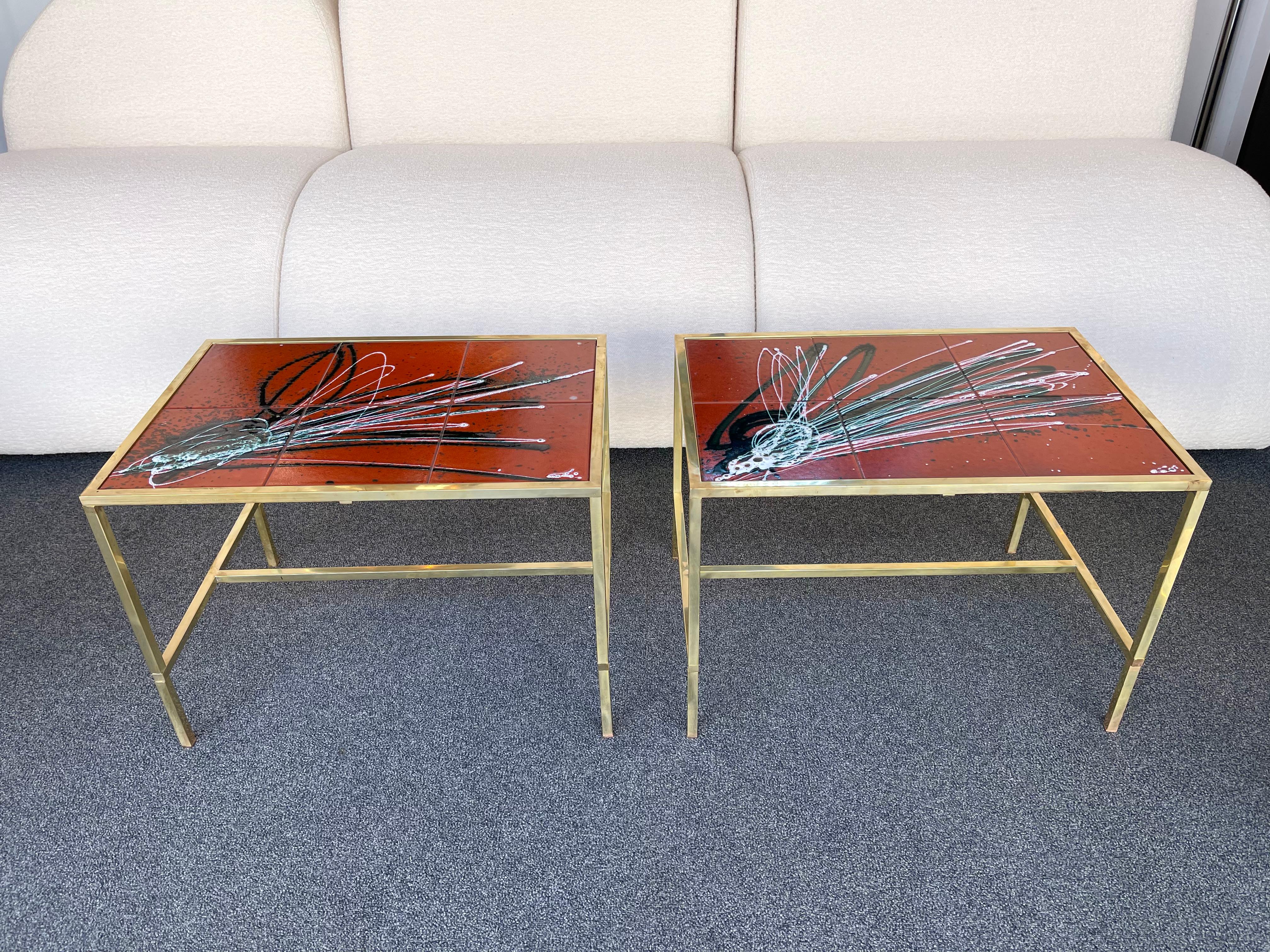 Pair of side end low coffee cocktail tables or nightstands in brass and ceramic terracotta with a nice abstract decor in the mood of Lucio Fontana for Borsani, Crippa, Scavino, Roger Capron, Vallauris.