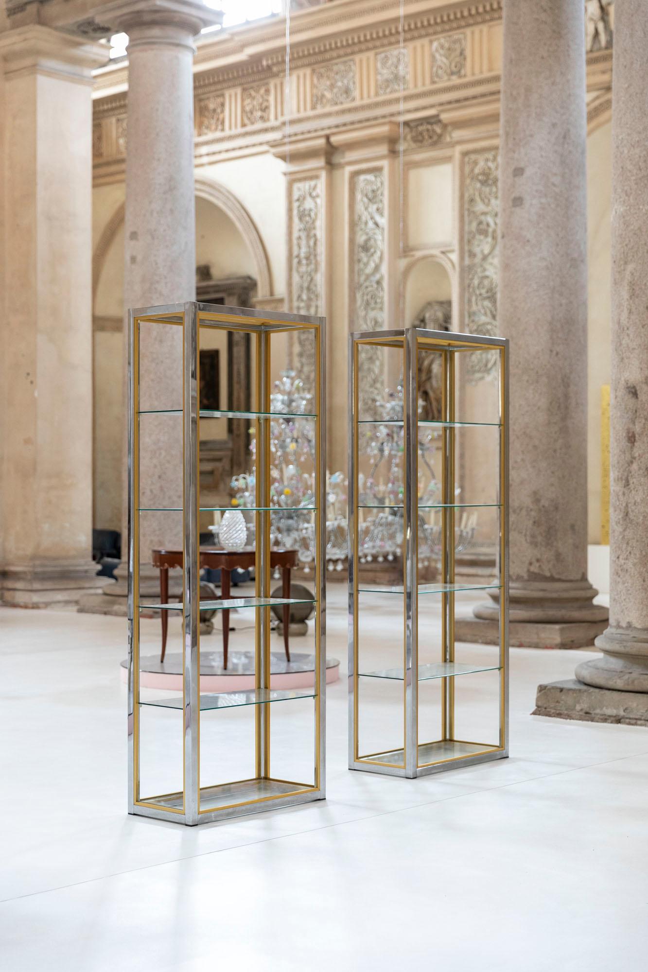 Pair of Romeo Rega Étagères in brass and chrome glass, Italy, c.1970
Like most of Rega's production, this modernist pieces with clean lines is characterized by a five-level rectangular geometric shape and made seductively elegant by brass and