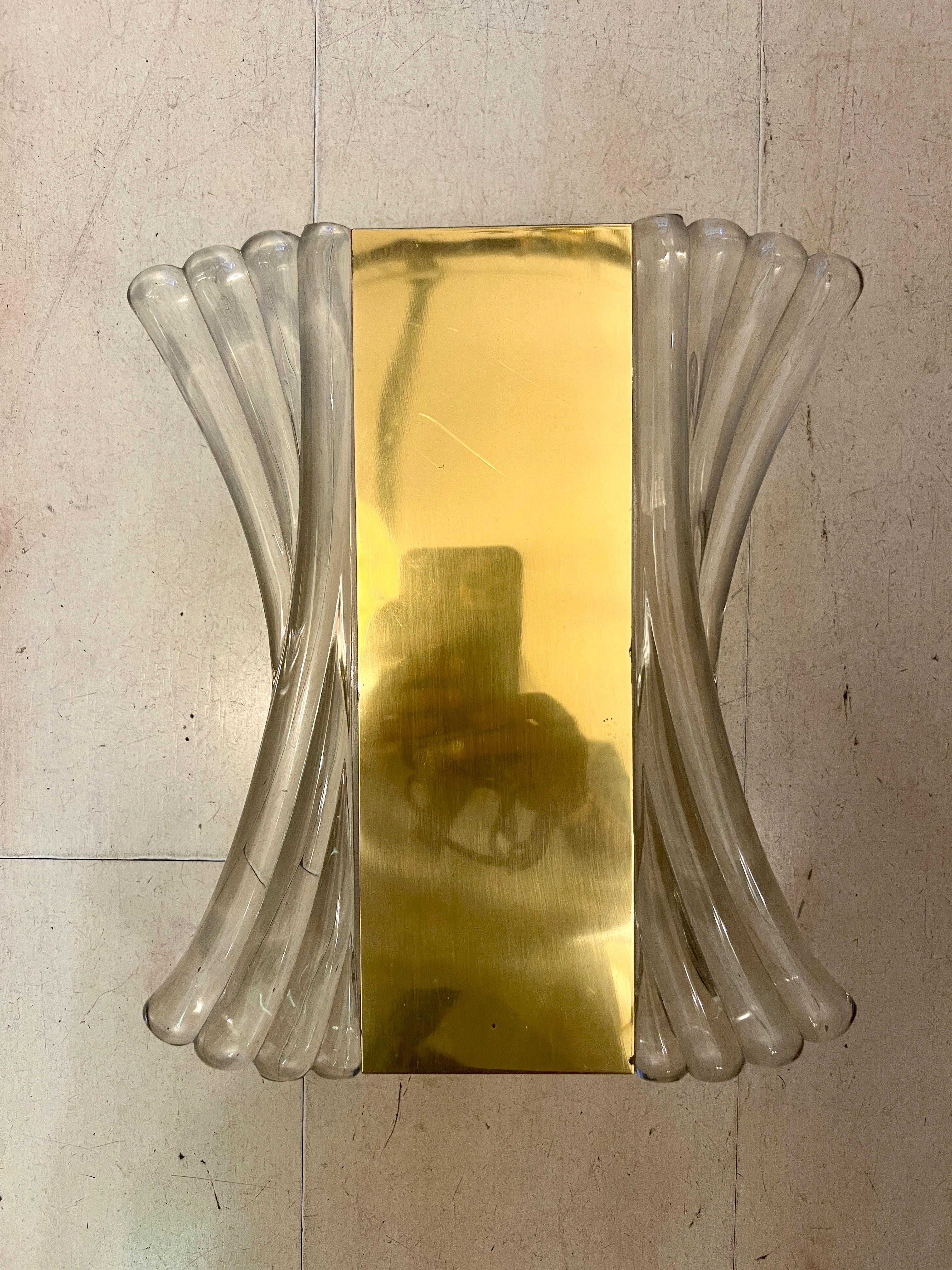 Italiano Coppia di lampade da parete in ottone e vetro trasparente di Murano, anni '40 in vendita