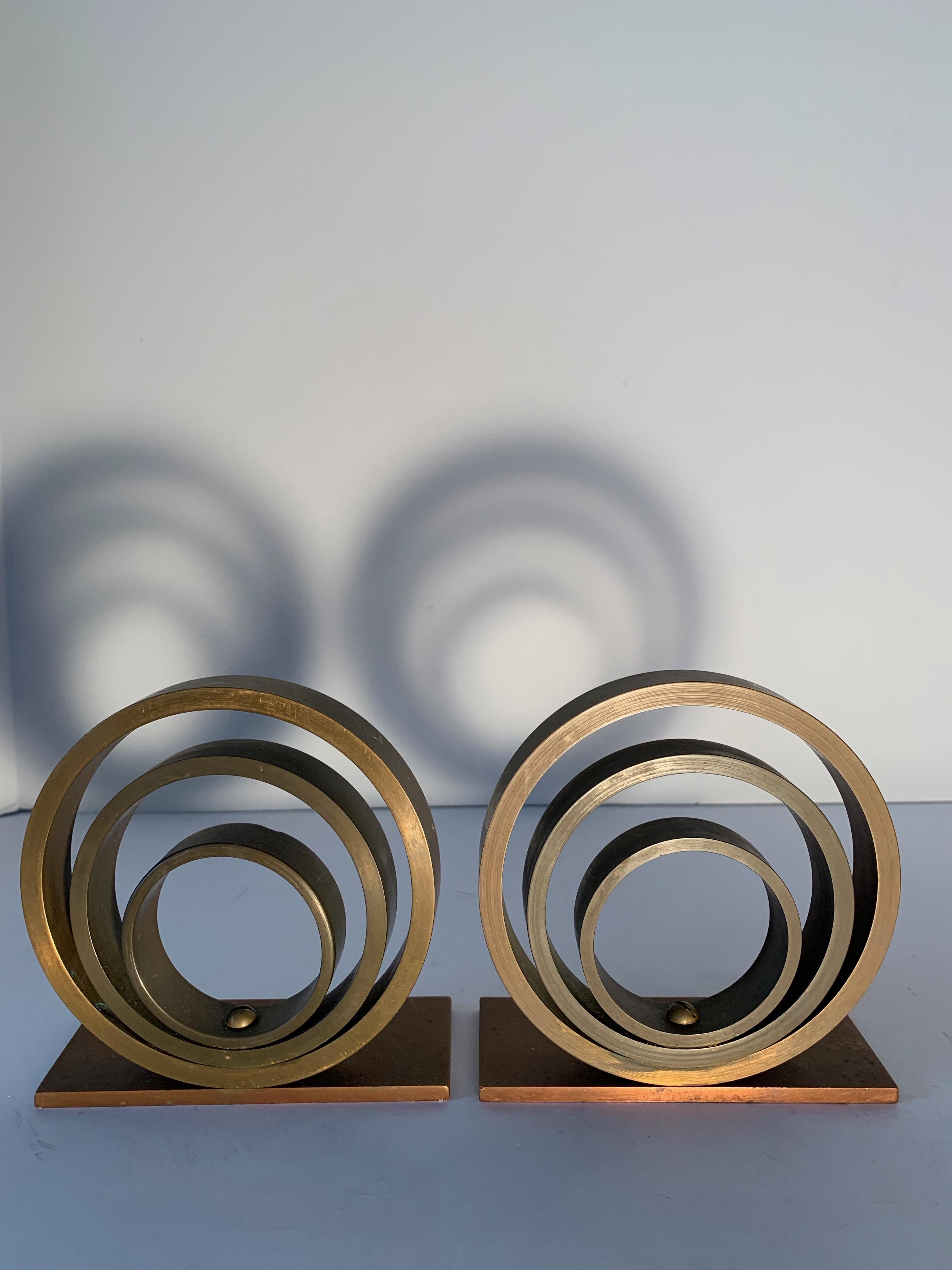 Pair of brass and copper ring bookends in the manner of Walter Von Nessen.
Architectural, Industrial, Art Deco, simplicity defined elegance.

Perfect for any shelf, in any space in your home - statement pieces for the sophisticated.