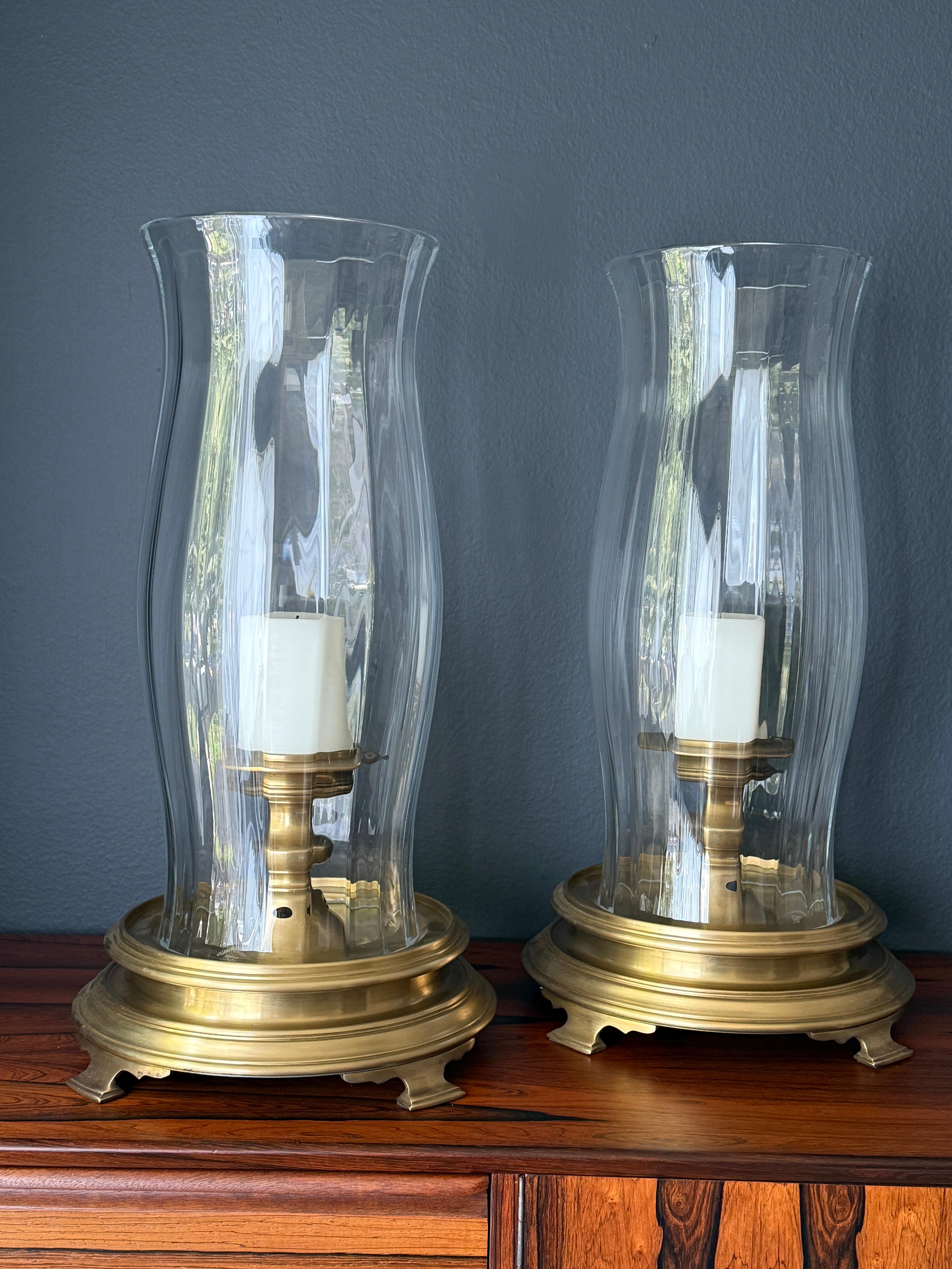 Pair of elegant and impressive brass and crystal hurricanes by Chapman. Crystal hurricanes are not original. They are made by William Yaoward.
It holds 3