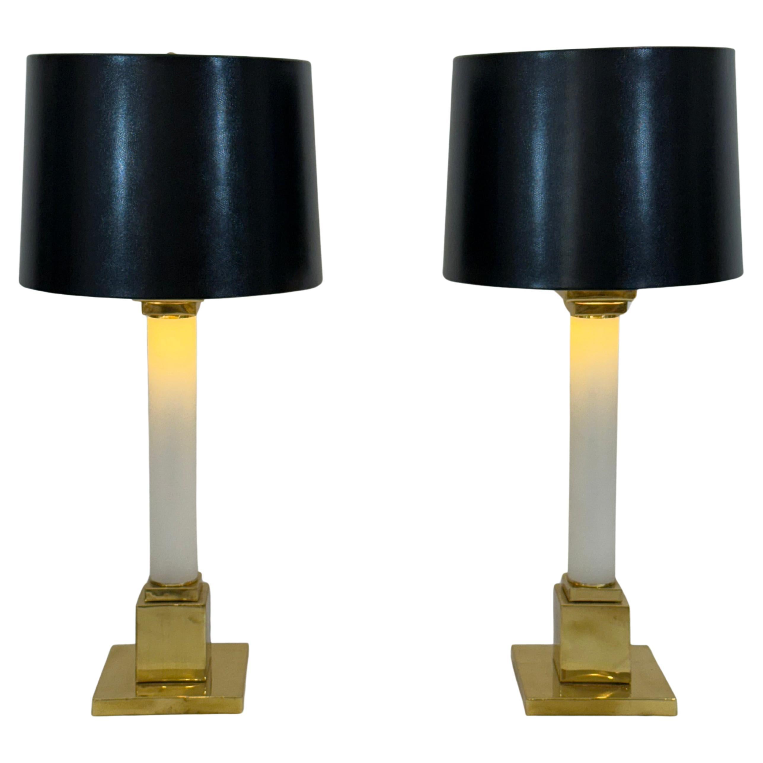 Este par de lámparas de columna de latón y acrílico esmerilado de estilo modernista muestra una geometría limpia y un rico contraste de materiales. Cada lámpara está anclada a un zócalo cuadrado de latón muy pulido, que sostiene una columna