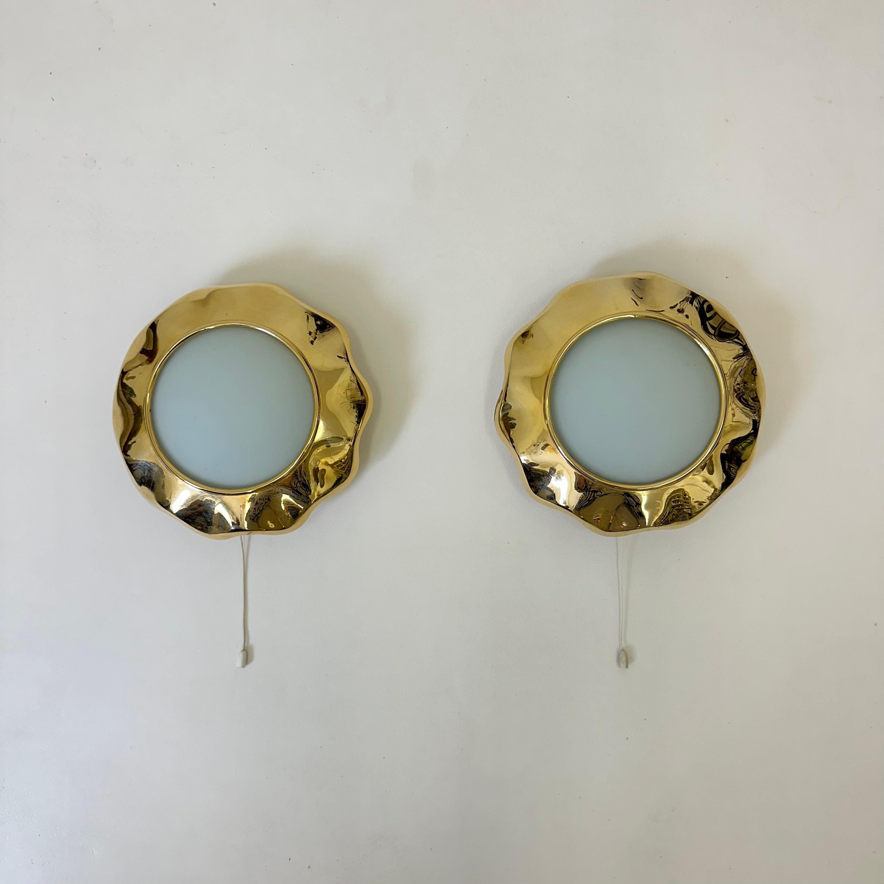 Pair of brass and glas sunburst wall lamps, 1970s For Sale 7