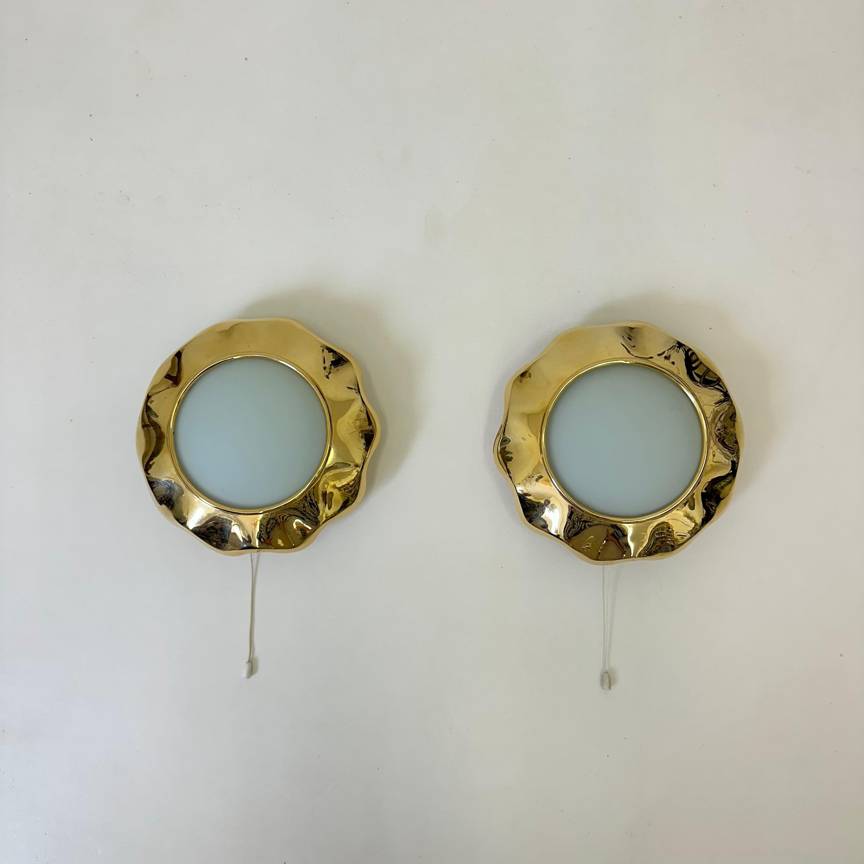 Pair of brass and glas sunburst wall lamps, 1970s For Sale 12