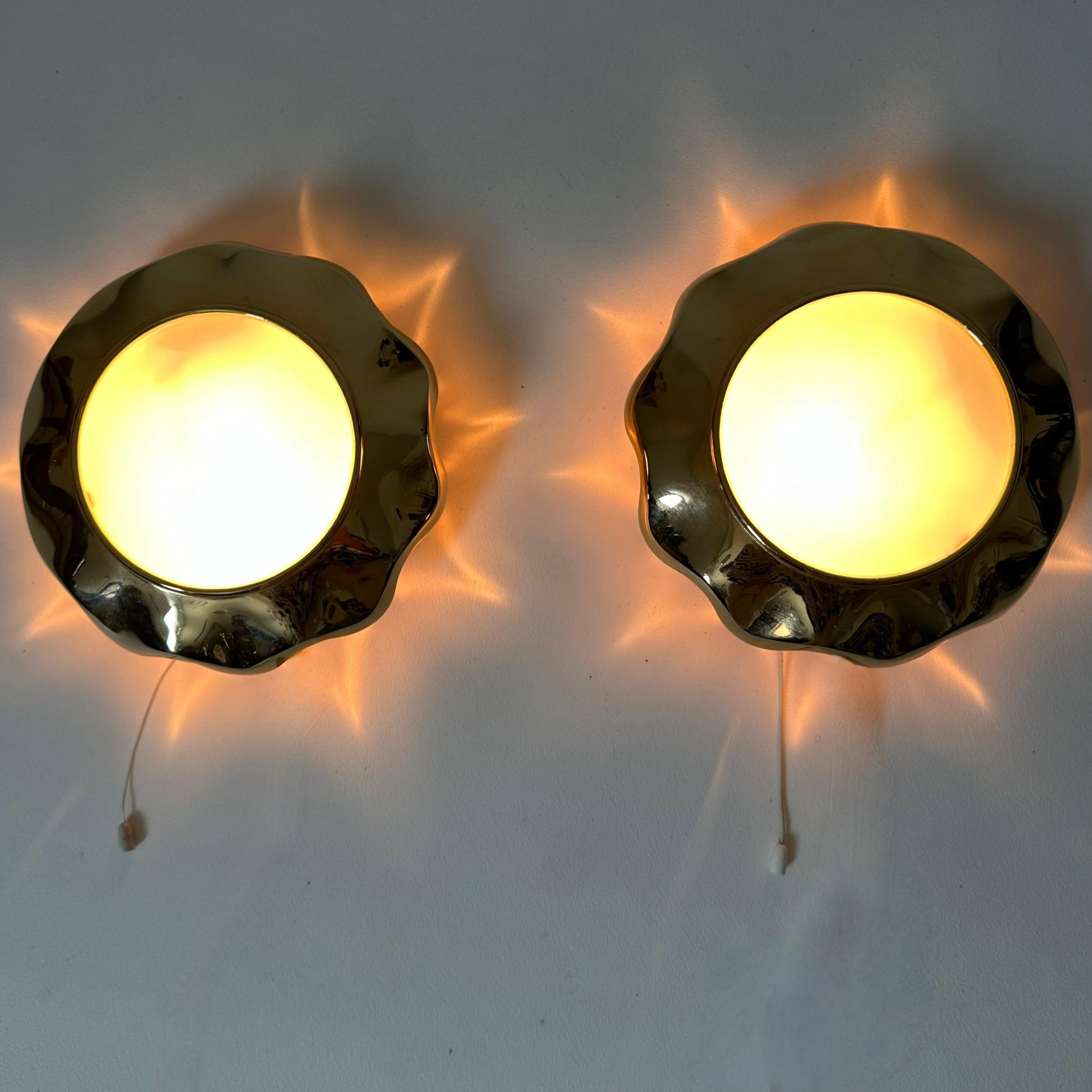 Dimensions: 20cm Diameter, 7cm Height
Condition: Good
Material: Brass , glass