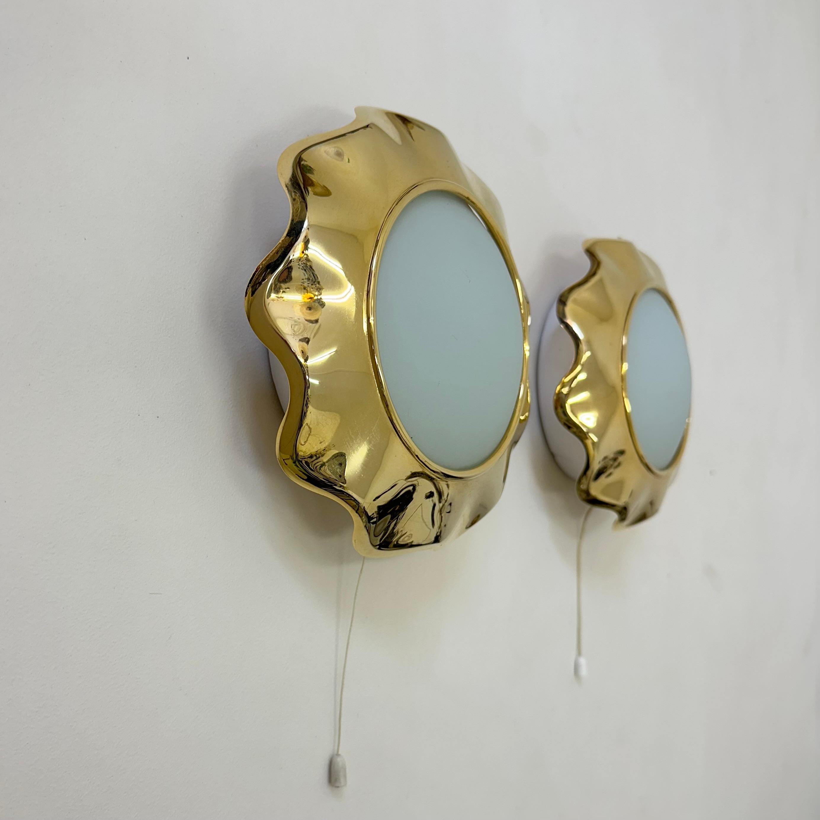 Pair of brass and glas sunburst wall lamps, 1970s For Sale 13