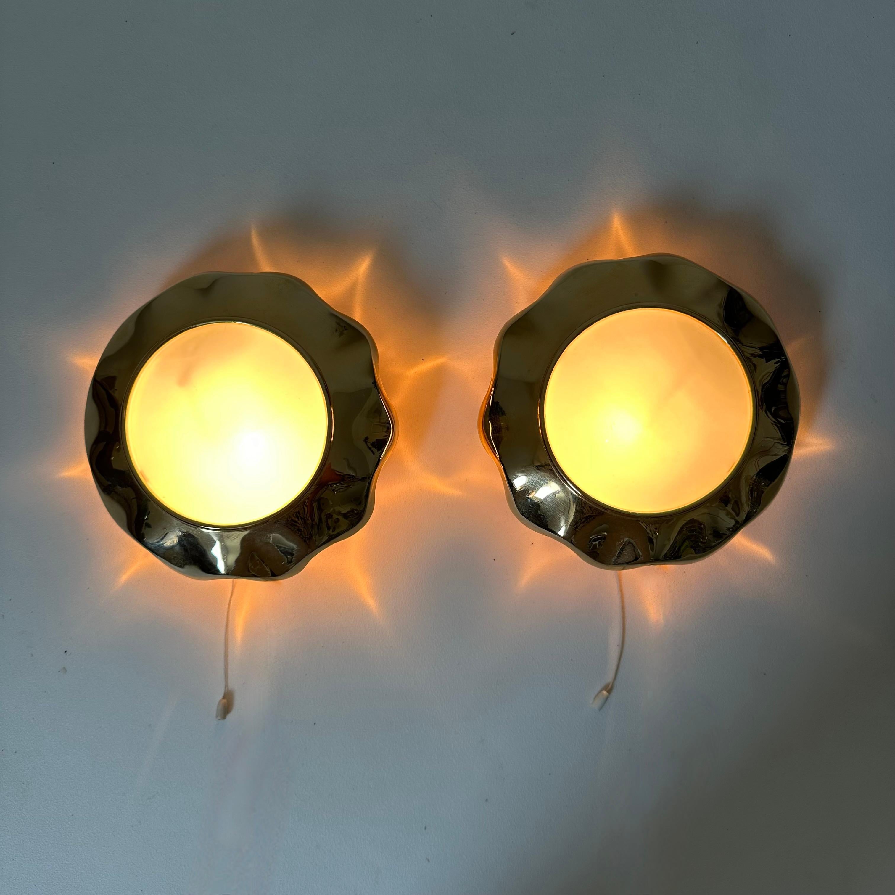 Mid-Century Modern Pair of brass and glas sunburst wall lamps, 1970s For Sale