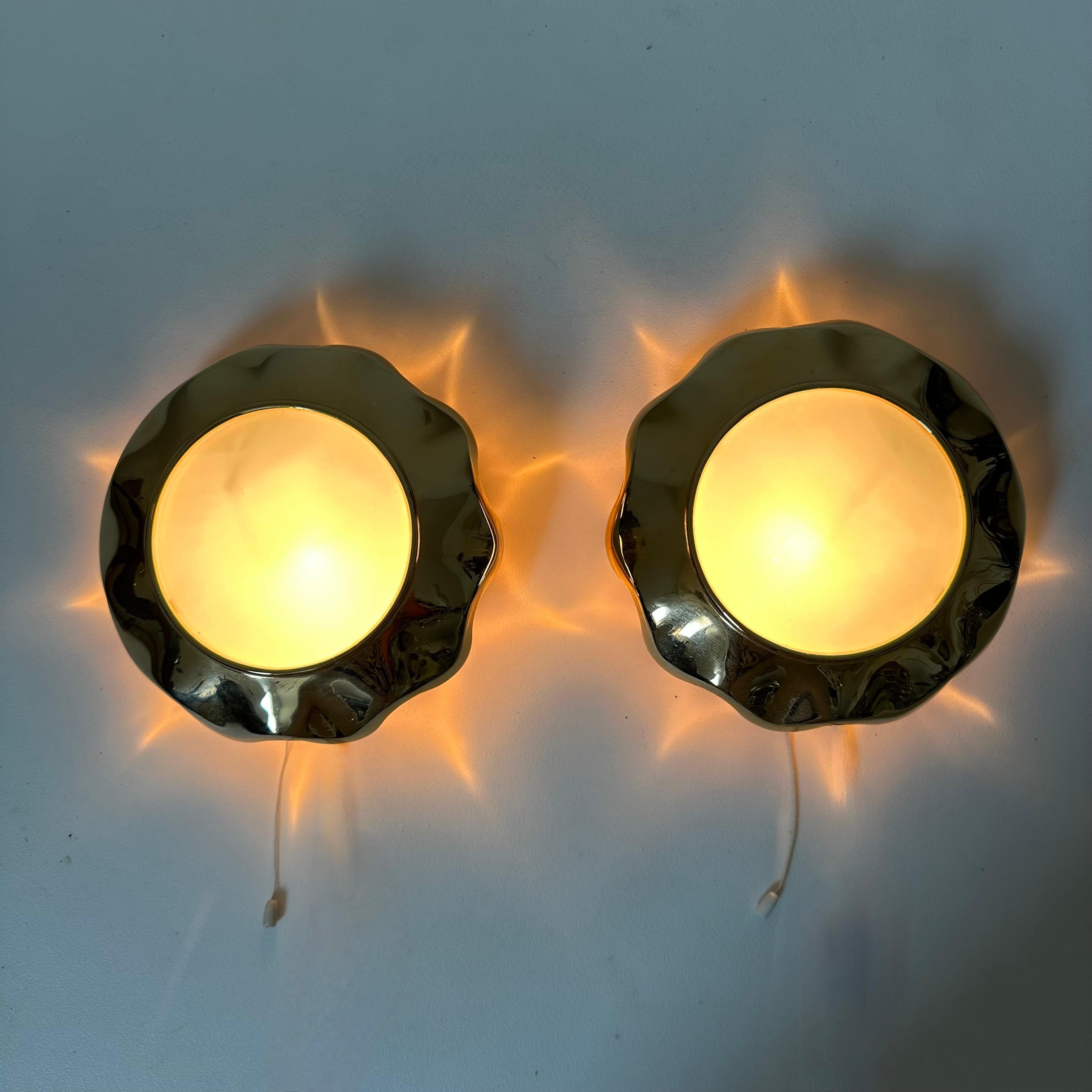 Pair of brass and glas sunburst wall lamps, 1970s In Good Condition For Sale In Delft, NL