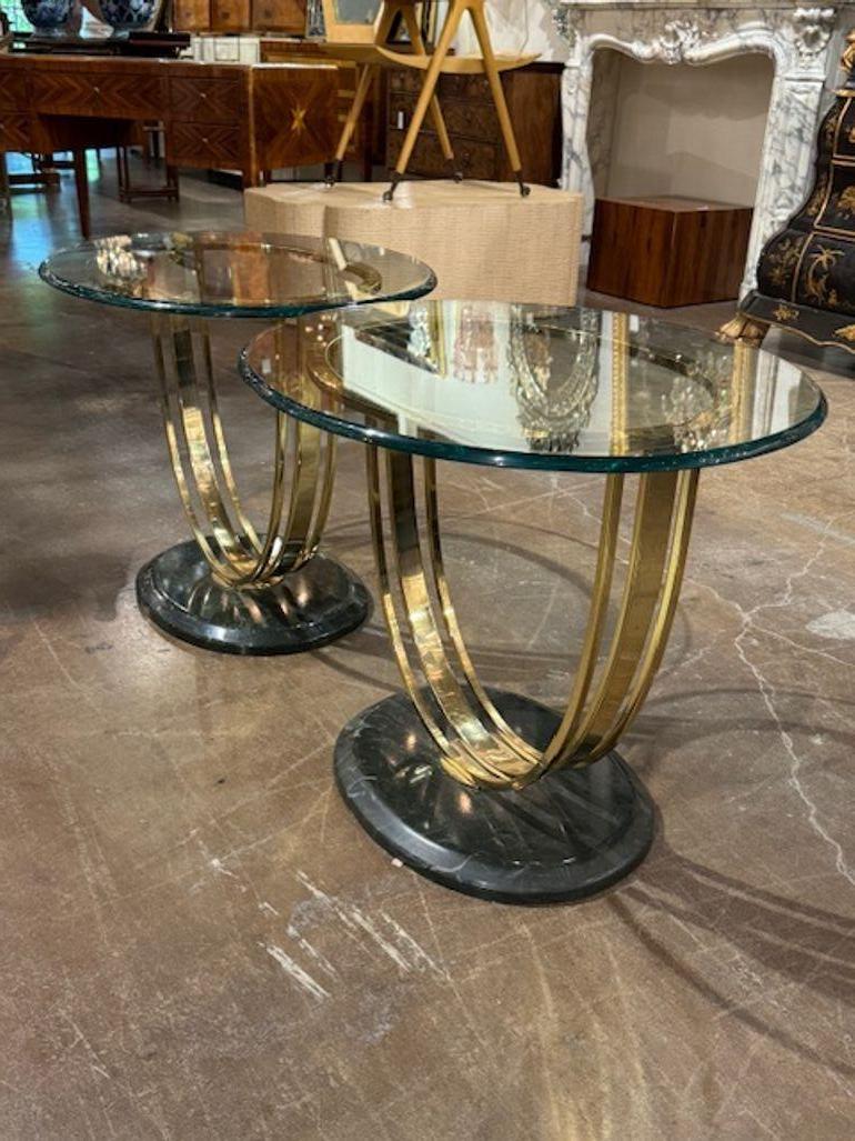 Francese Coppia di tavolini in ottone e vetro Art Déco in vendita