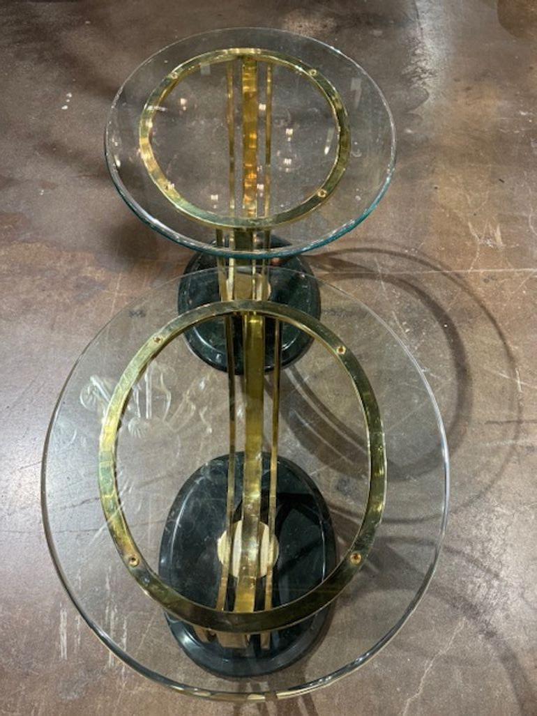 Coppia di tavolini in ottone e vetro Art Déco In condizioni buone in vendita a Dallas, TX