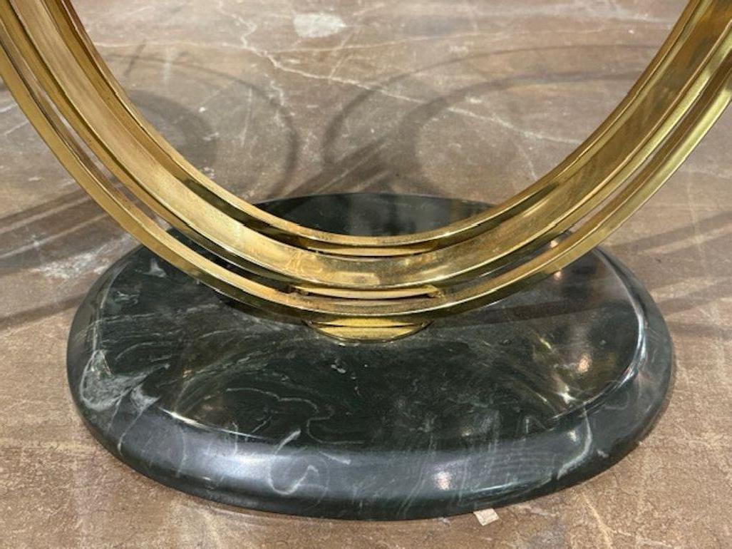 XX secolo Coppia di tavolini in ottone e vetro Art Déco in vendita