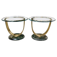 Paar Beistelltische aus Messing und Glas im Art déco-Stil