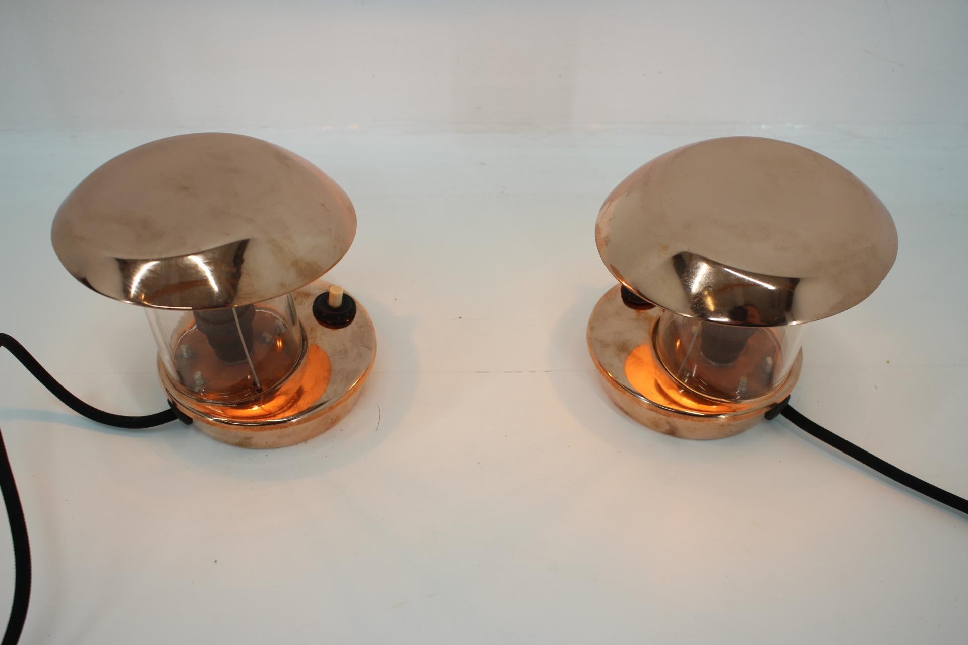 Pareja de lámparas de sobremesa Bauhaus de latón y cristal, años 40 en Bueno estado para la venta en Praha, CZ