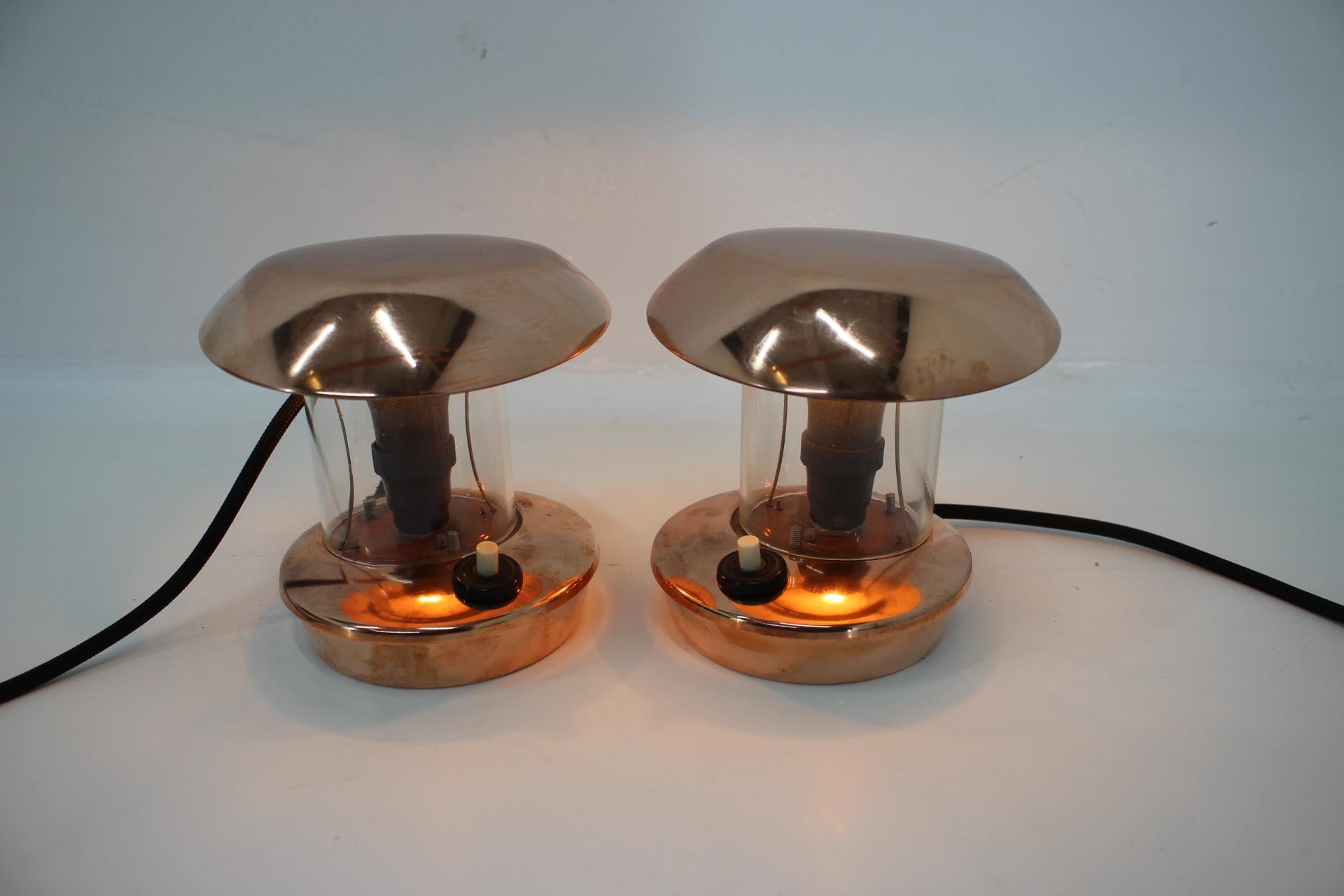 Pareja de lámparas de sobremesa Bauhaus de latón y cristal, años 40 en venta 1