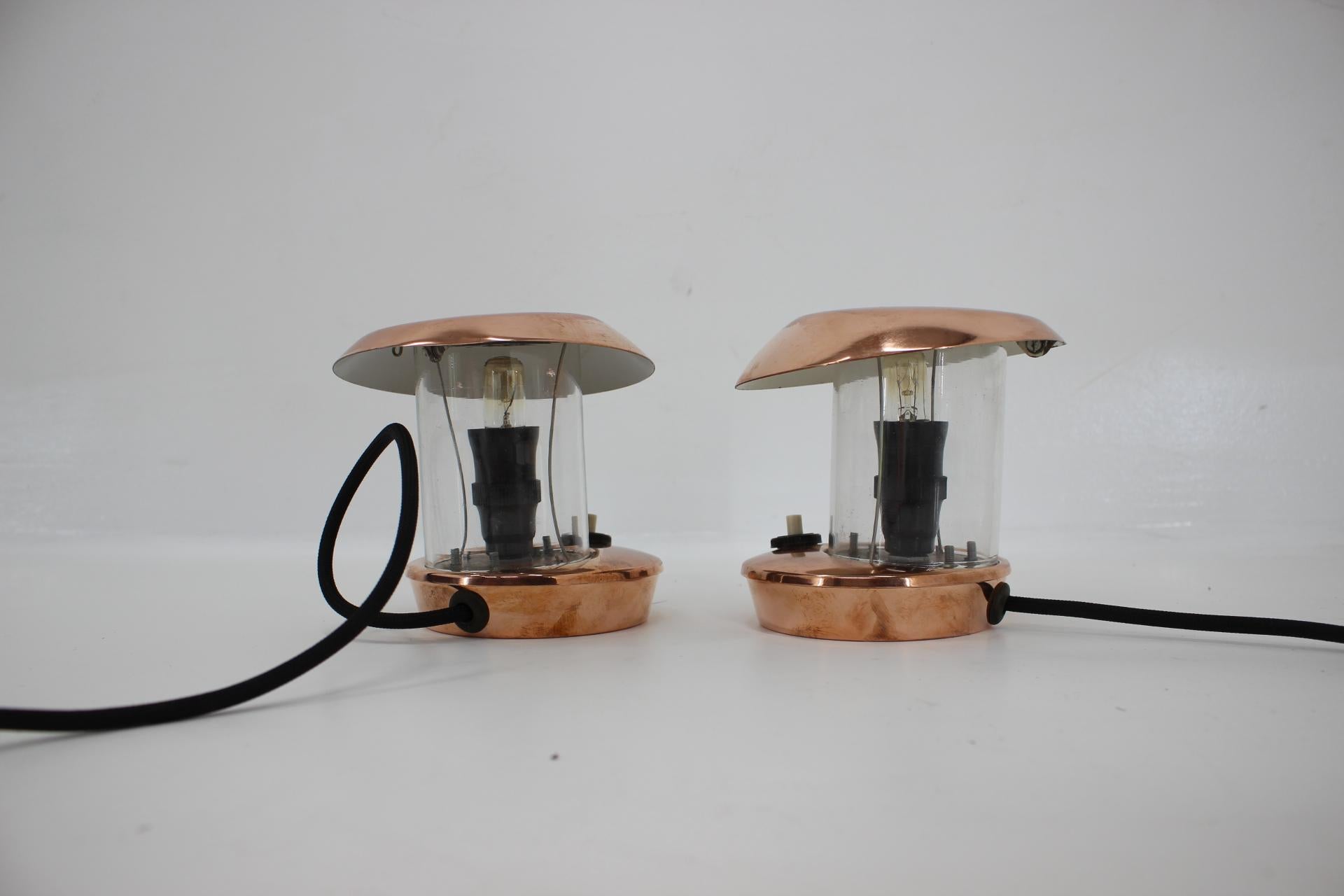Pareja de lámparas de sobremesa Bauhaus de latón y cristal, años 40 en venta 2