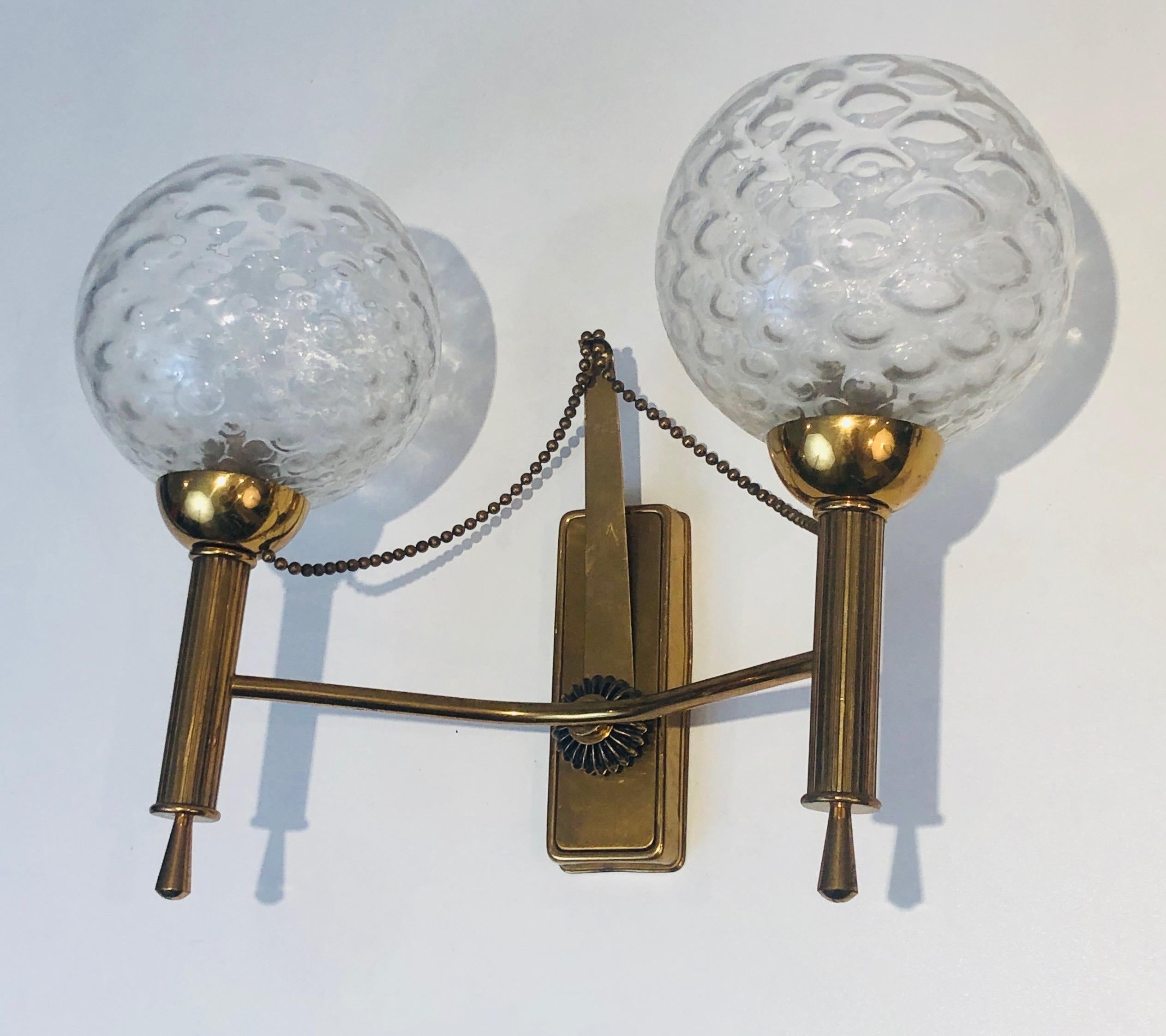 Pair of Brass and Glass Bowls Wall Sconces, French Work, Circa 1970 In Good Condition For Sale In Marcq-en-Barœul, Hauts-de-France