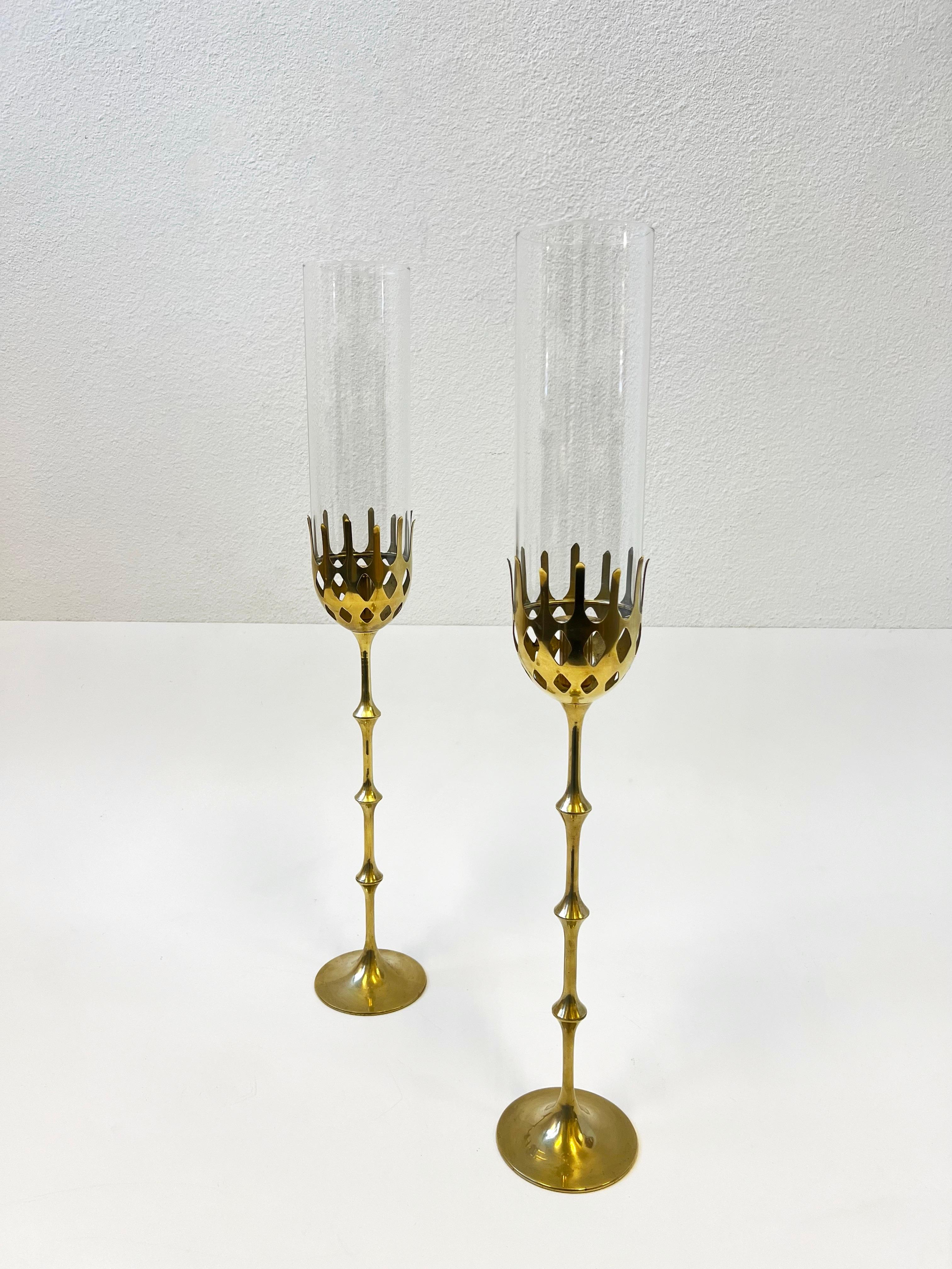 1970er Jahre Ein Paar Kerzenhalter aus massivem Messing und Glas von Bijørn Wiinblad für Bambercer. 
Sie sind mit Exclusiv für Bambercer gekennzeichnet. 
Neue Glasschirme für Hurrikane. 
Das Messing ist nicht lackiert zeigt kleinere Abnutzung im
