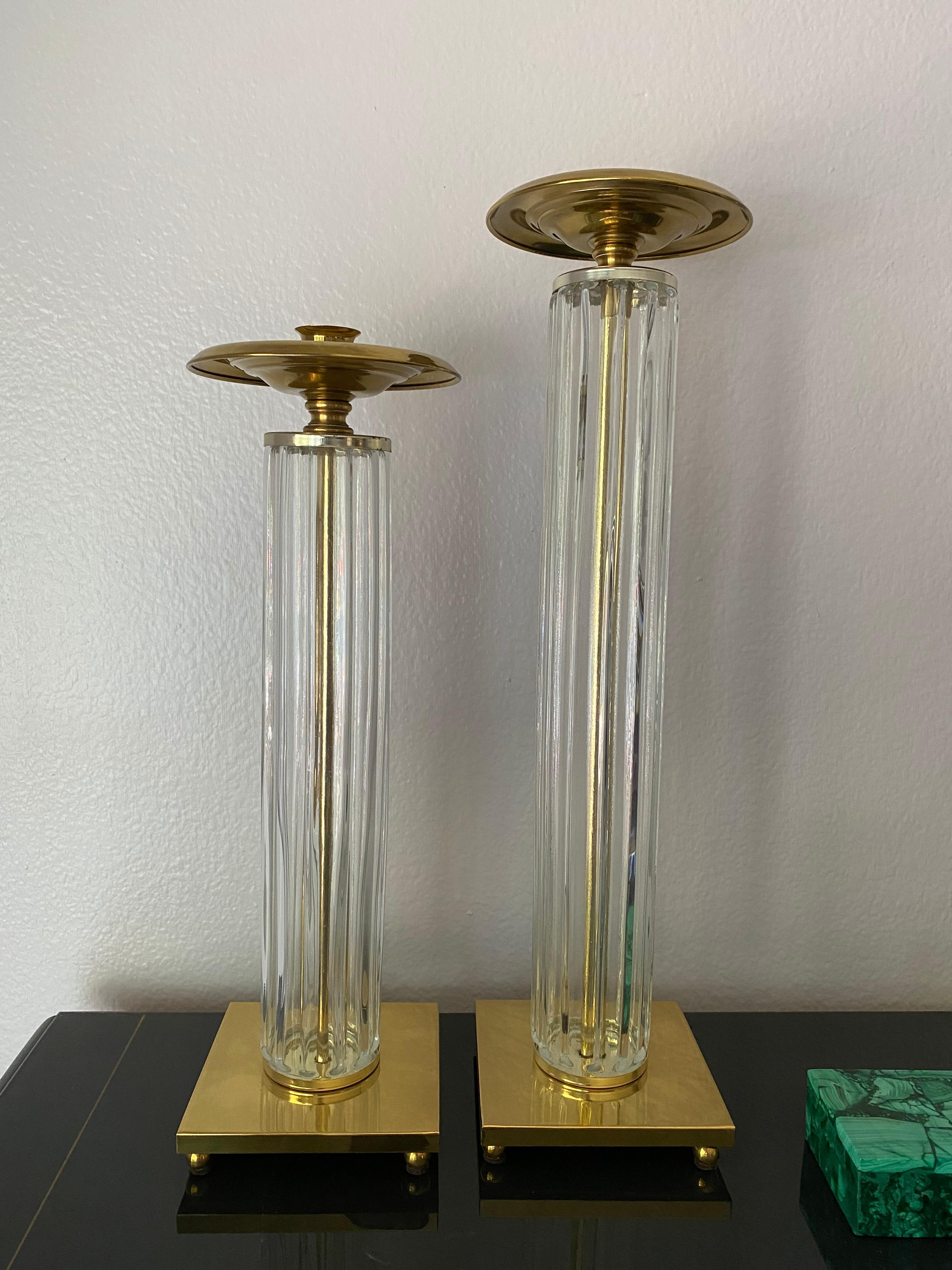 Paire de chandeliers en laiton et verre moulé. L'une mesure 15