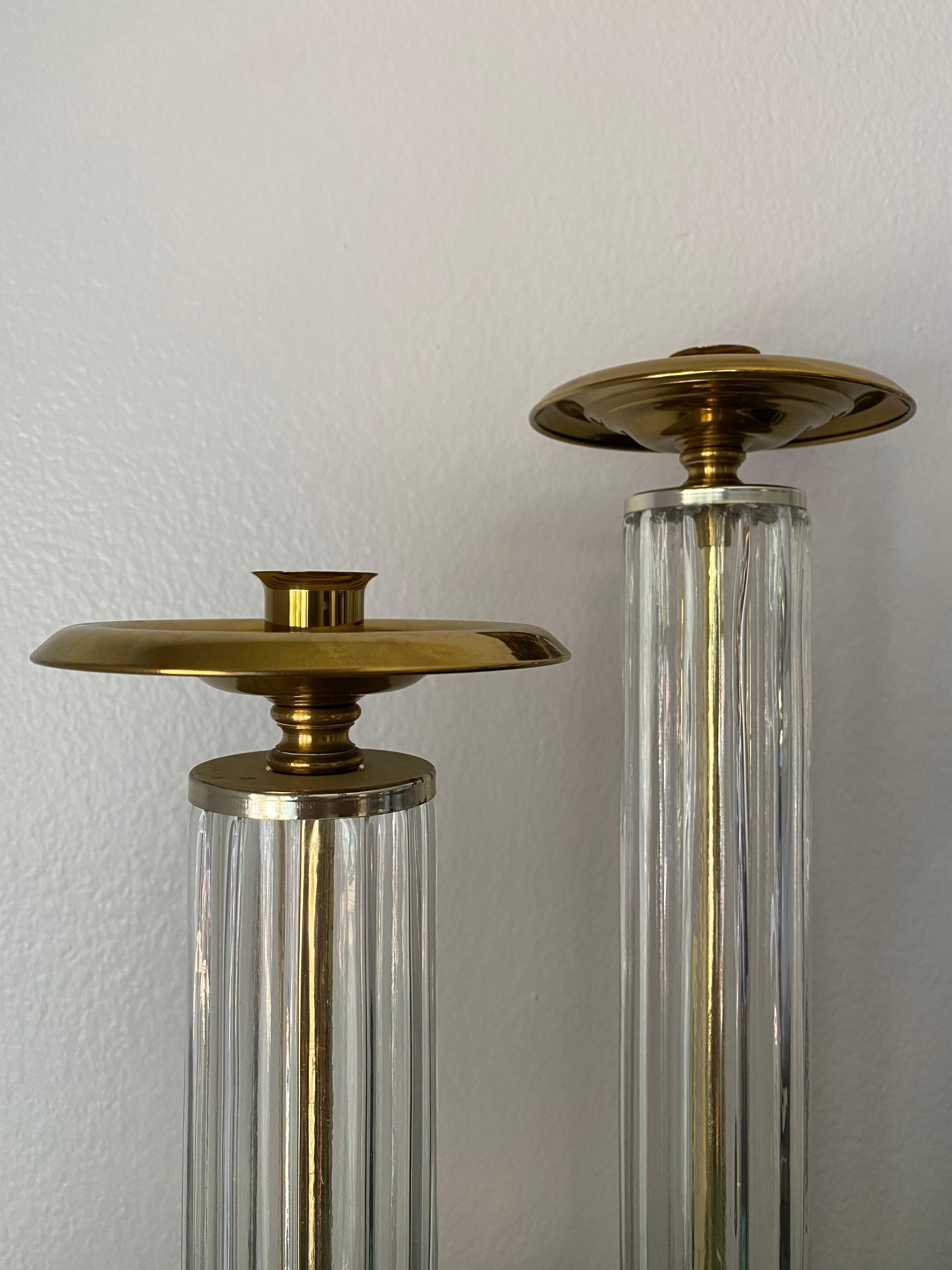 Kerzenständer aus Messing und Glas, Paar (Ornamentglas) im Angebot