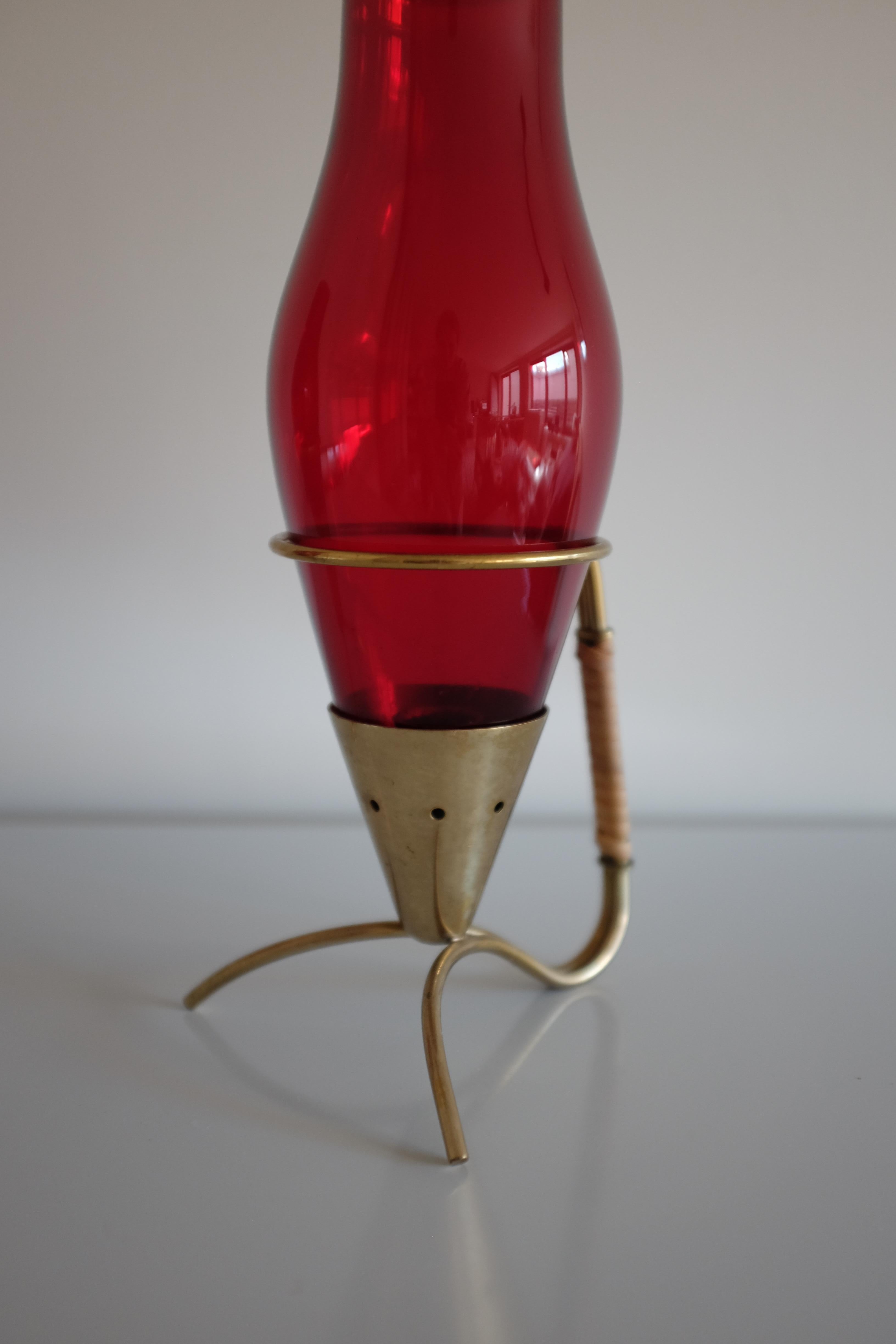 Bellissimi candelieri in ottone, canna e vetro rosso di Gunnar Ander per Ystad-Metall, Svezia.

Dimensioni: H. H. x L. 4 h. x P. 5,25 h.