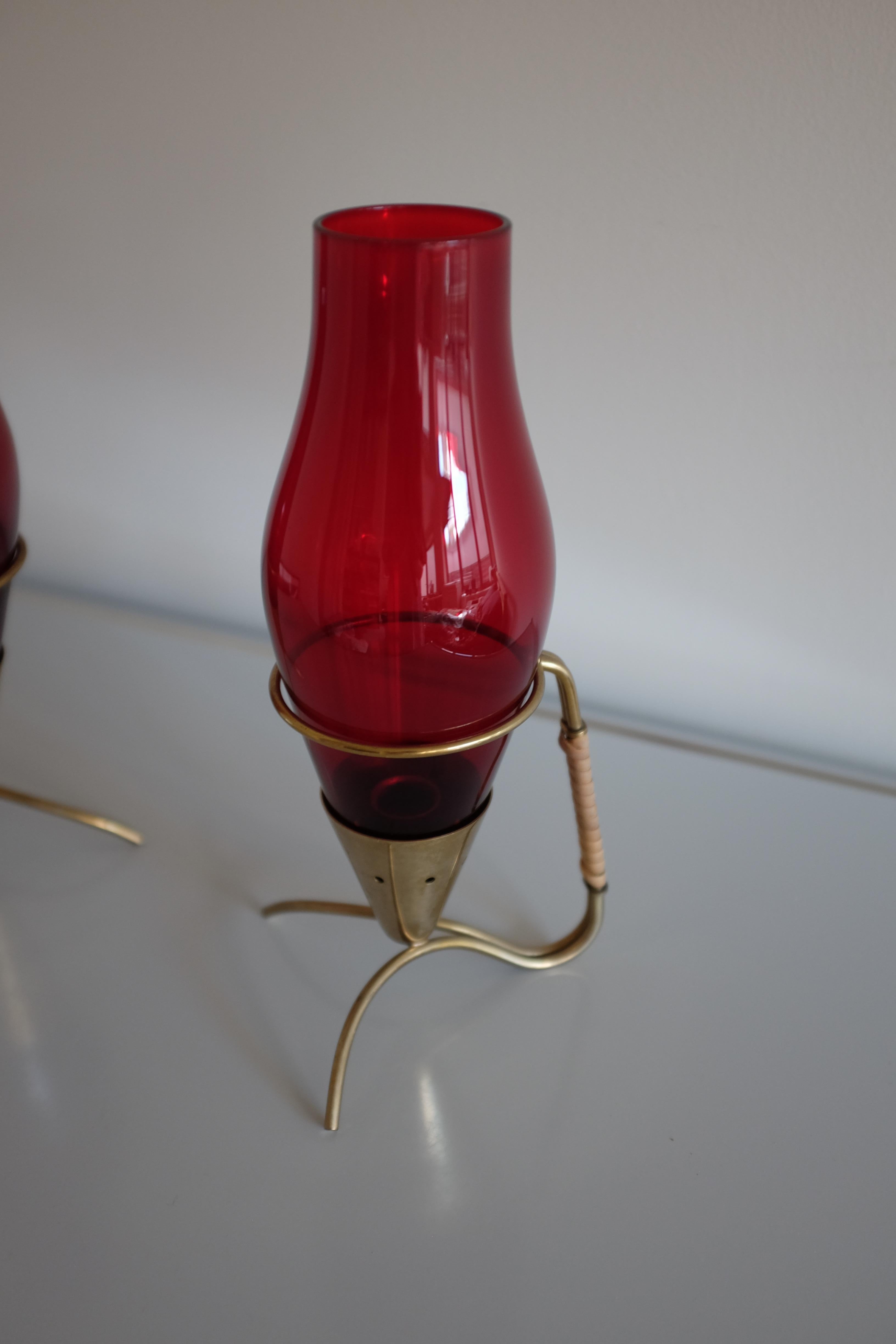 Scandinavo moderno Coppia di candelieri in ottone e vetro di Gunnar Ander in vendita