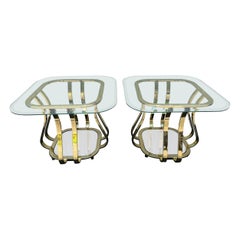 Paire de tables d'extrémité ou de tables d'appoint en laiton et verre