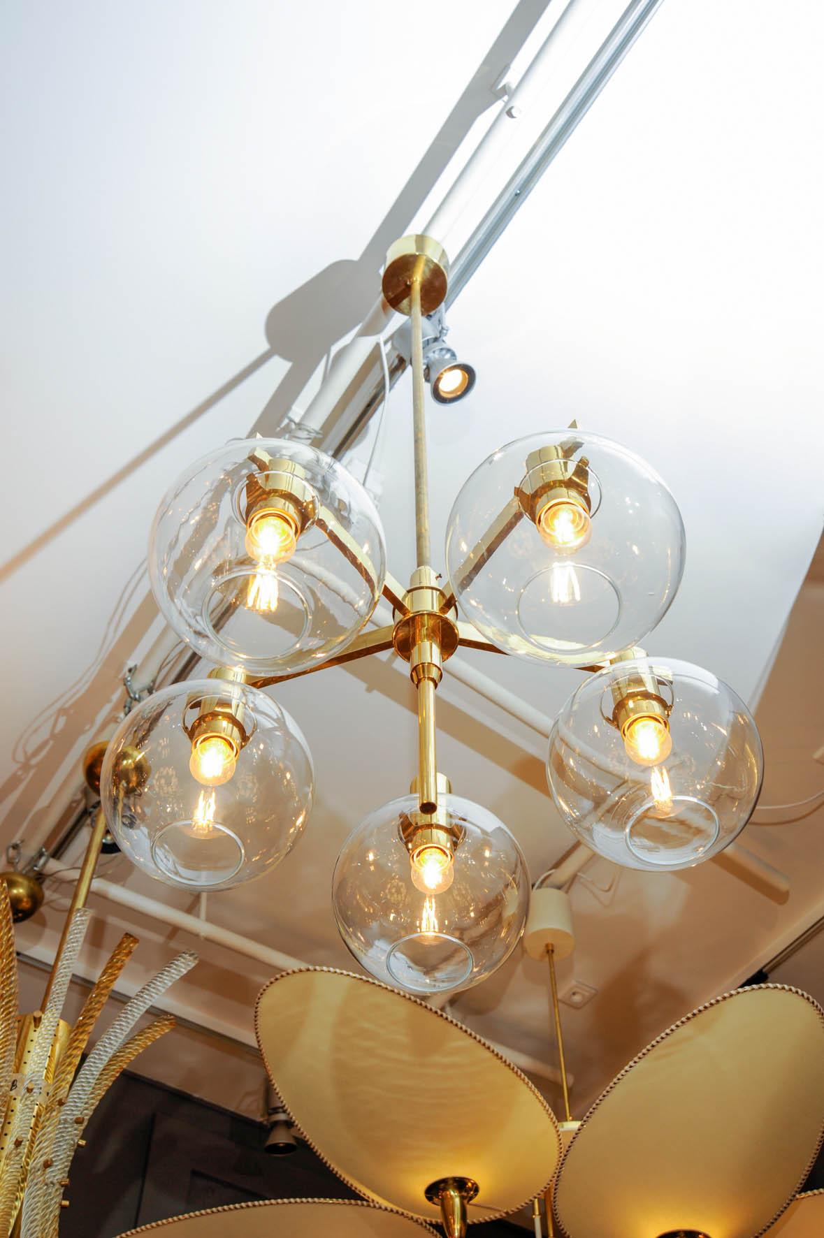 Pair of Brass and Glass Five Lights Chandeliers by Hans Agne Jakobsson In Good Condition For Sale In Saint-Ouen, IDF