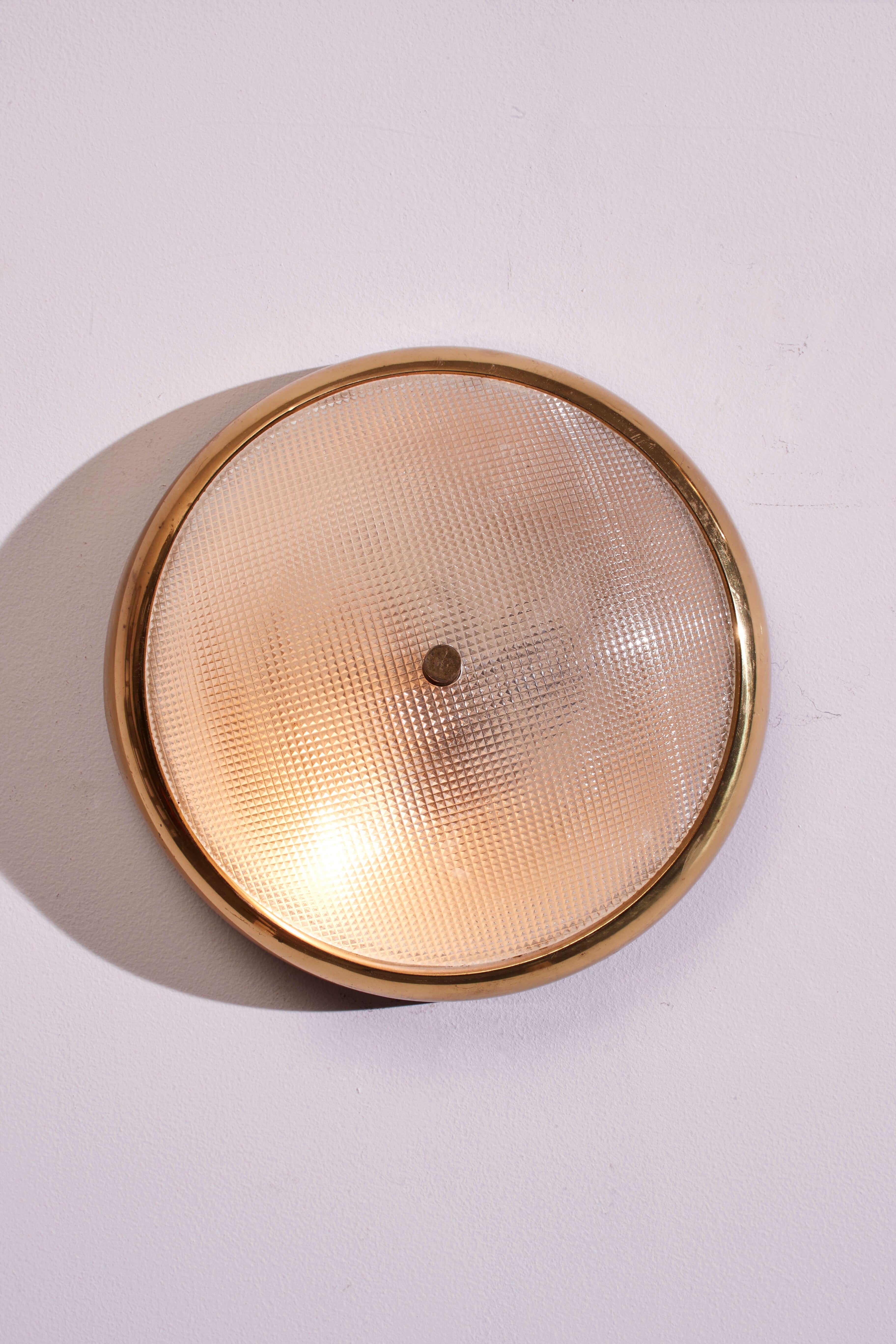 Milieu du XXe siècle Paire d'encastrés en laiton et verre, Italie, années 1950 en vente